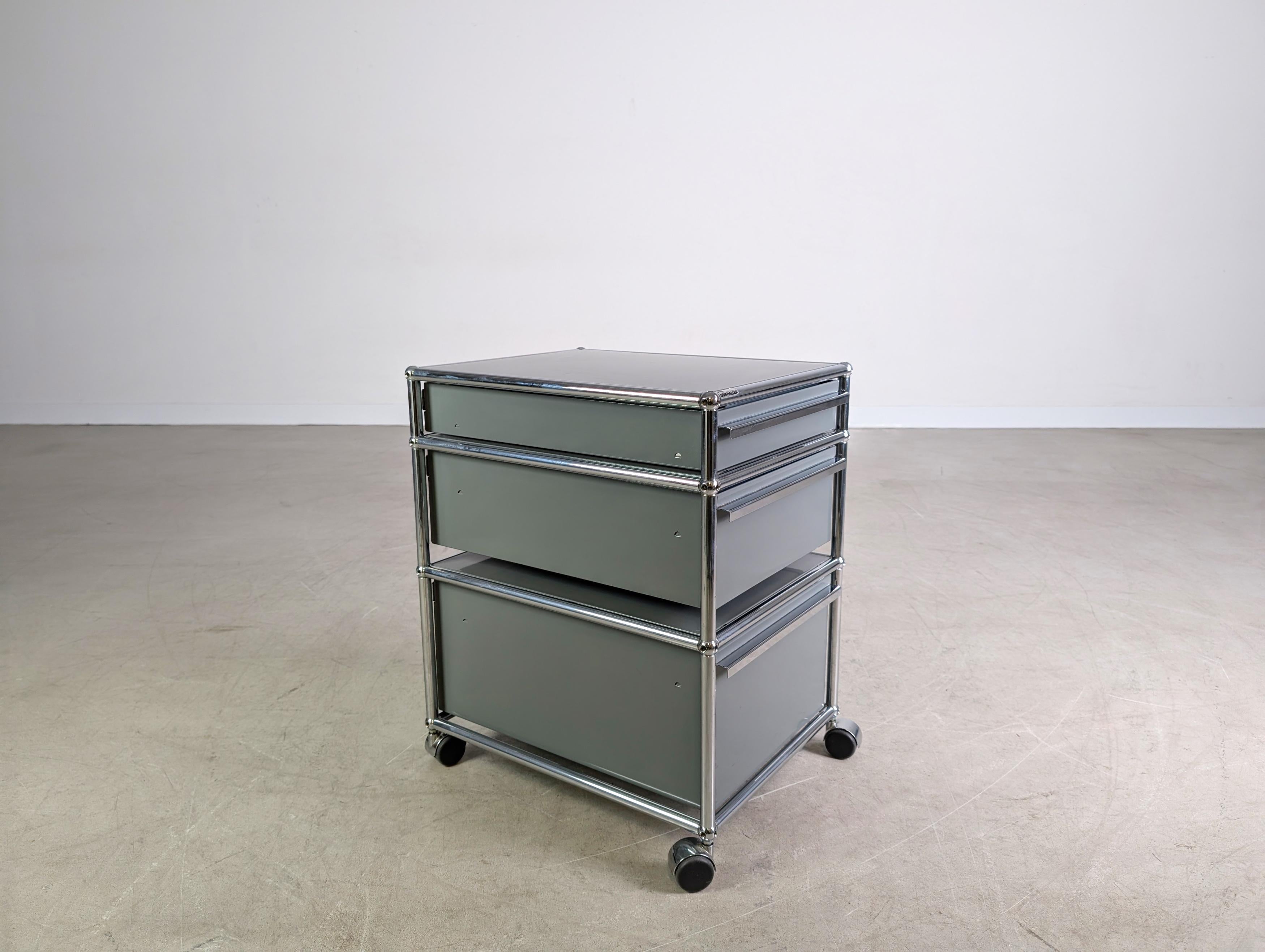 Wir bieten einen von vier wunderschönen USM Haller Rollcontainern in grau zum Verkauf an. Die Bürocontainer lassen sich ideal unter dem Schreibtisch positionieren und bieten dank praktischer Einlagen/ Vorrichtungen Halt für verschiedenste
