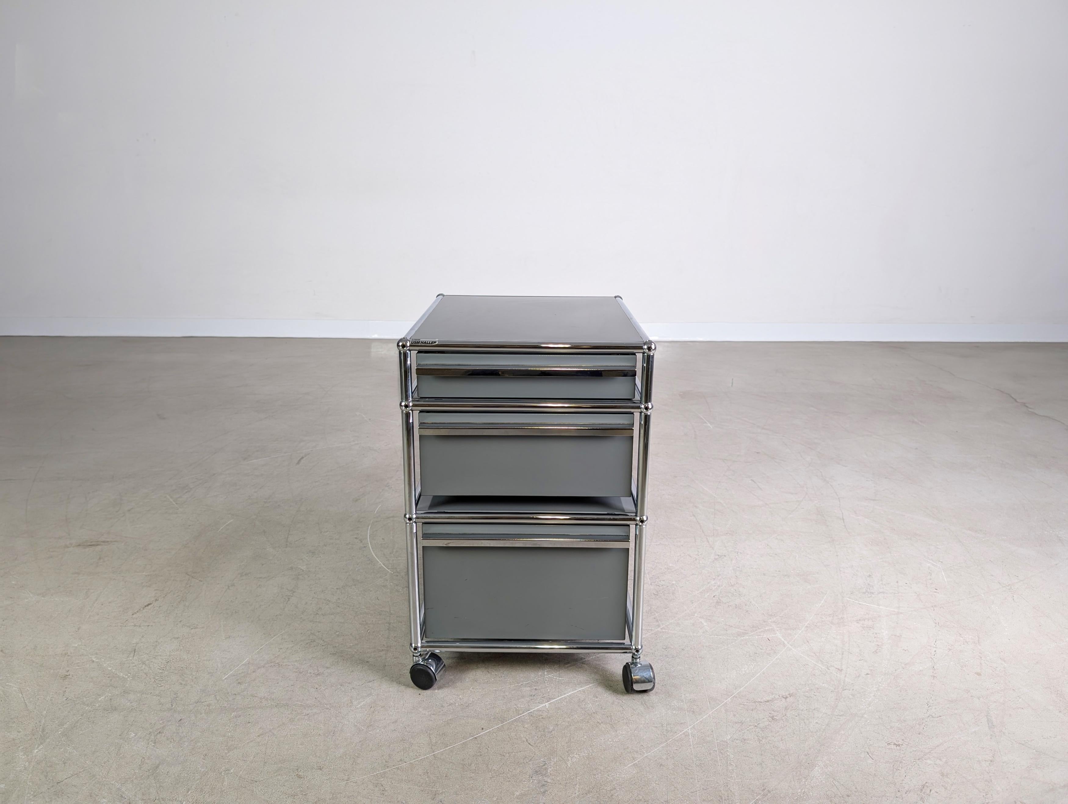 4x USM Haller Rollcontainer Büroschrank Rollen grau offen (21. Jahrhundert und zeitgenössisch) im Angebot