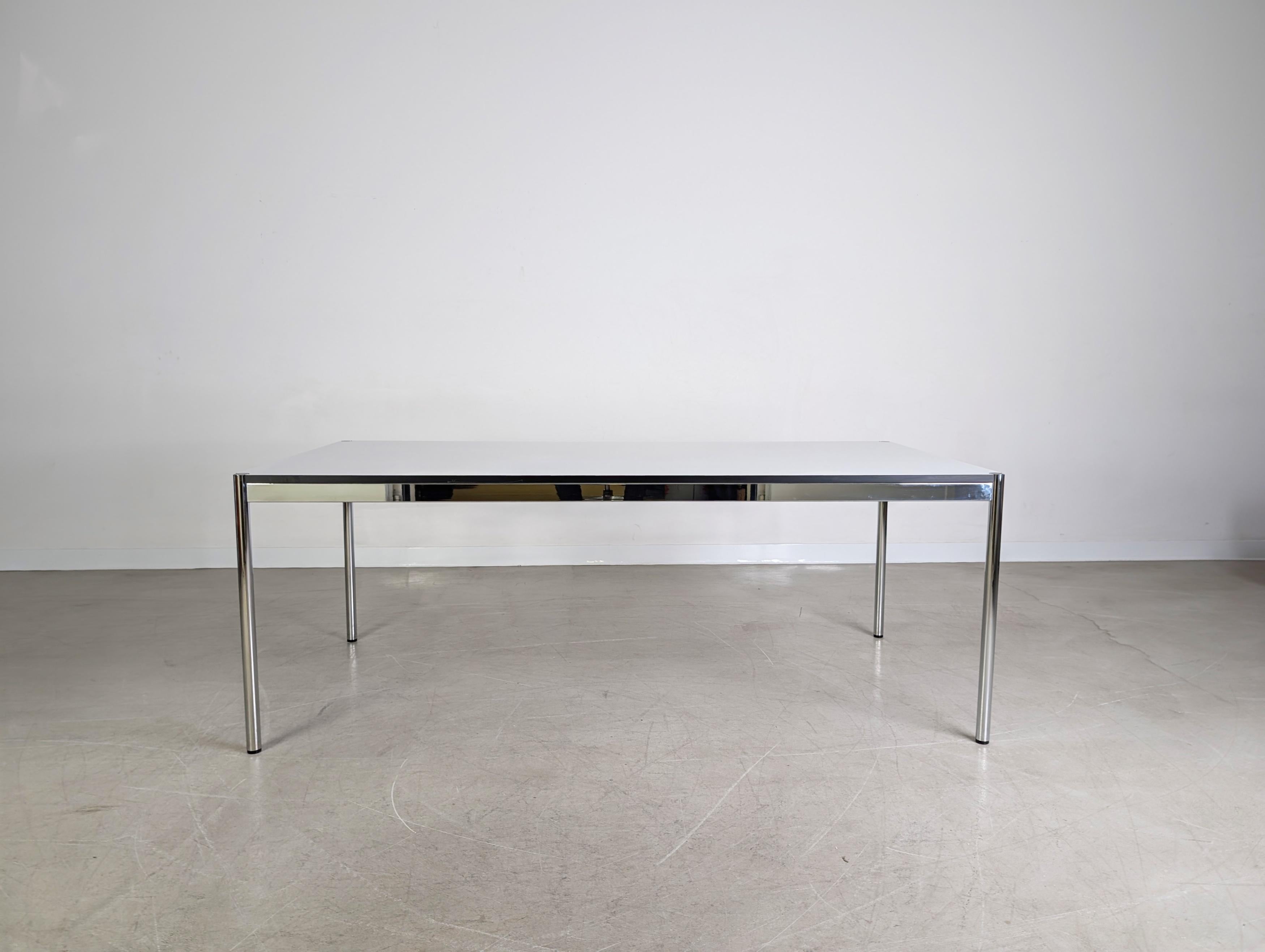 XXI secolo e contemporaneo 4x Usm Haller Tisch Kunstharz weiß Schreibtisch MwSt perlgrau in vendita