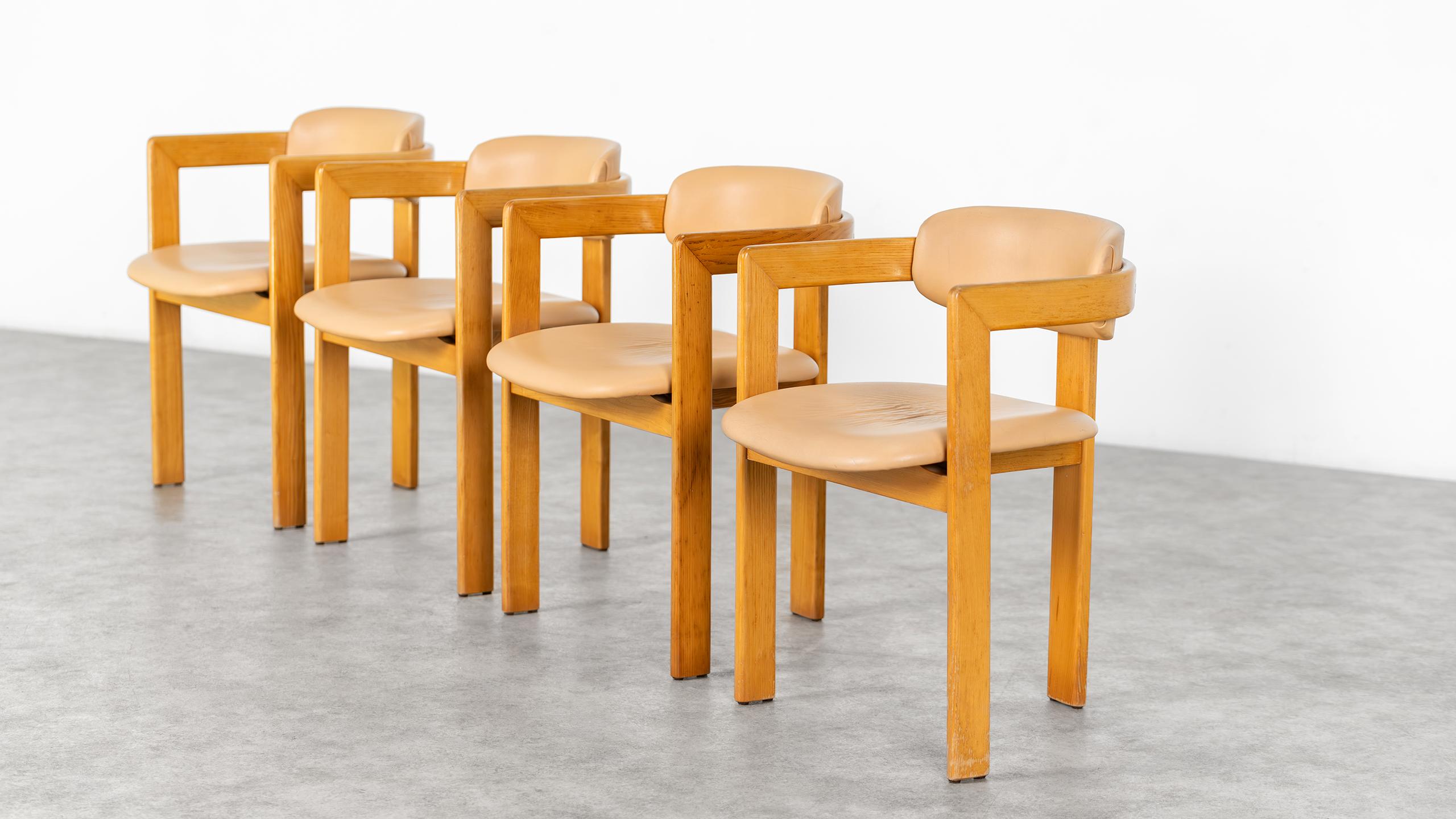 4x Chaises de salle à manger vintage en pin massif - 1970 Italie.

Les chaises sont des interprétations précoces de la chaise Prigreco de Tobia Scarpa et de la chaise Pamplona d'Augusto Savini...

Très confortable, extrêmement élaboré, fabriqué en