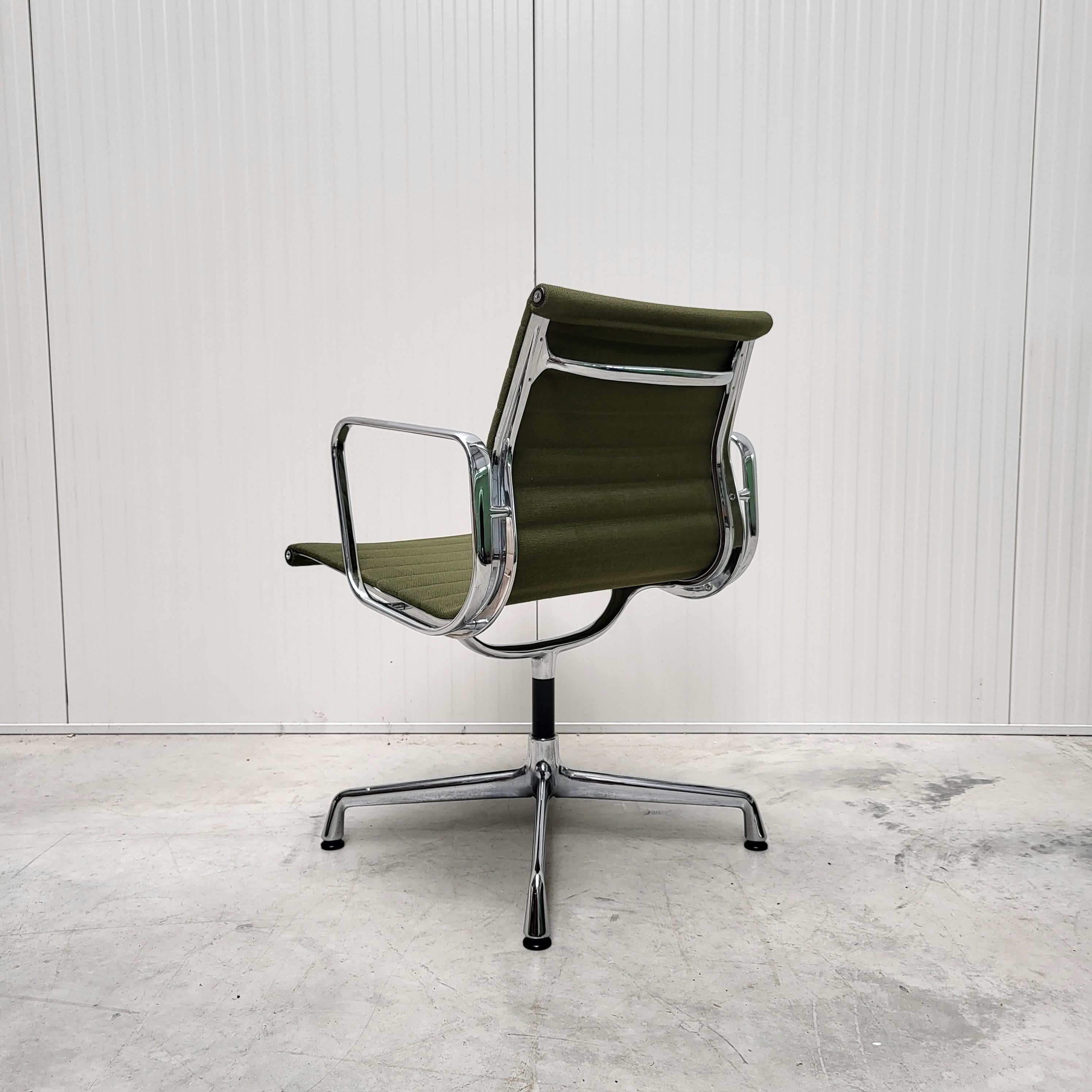 4x Vitra EA107 Office Chair by Charles Eames Olive Green Hopsak In Good Condition In Aachen, NW