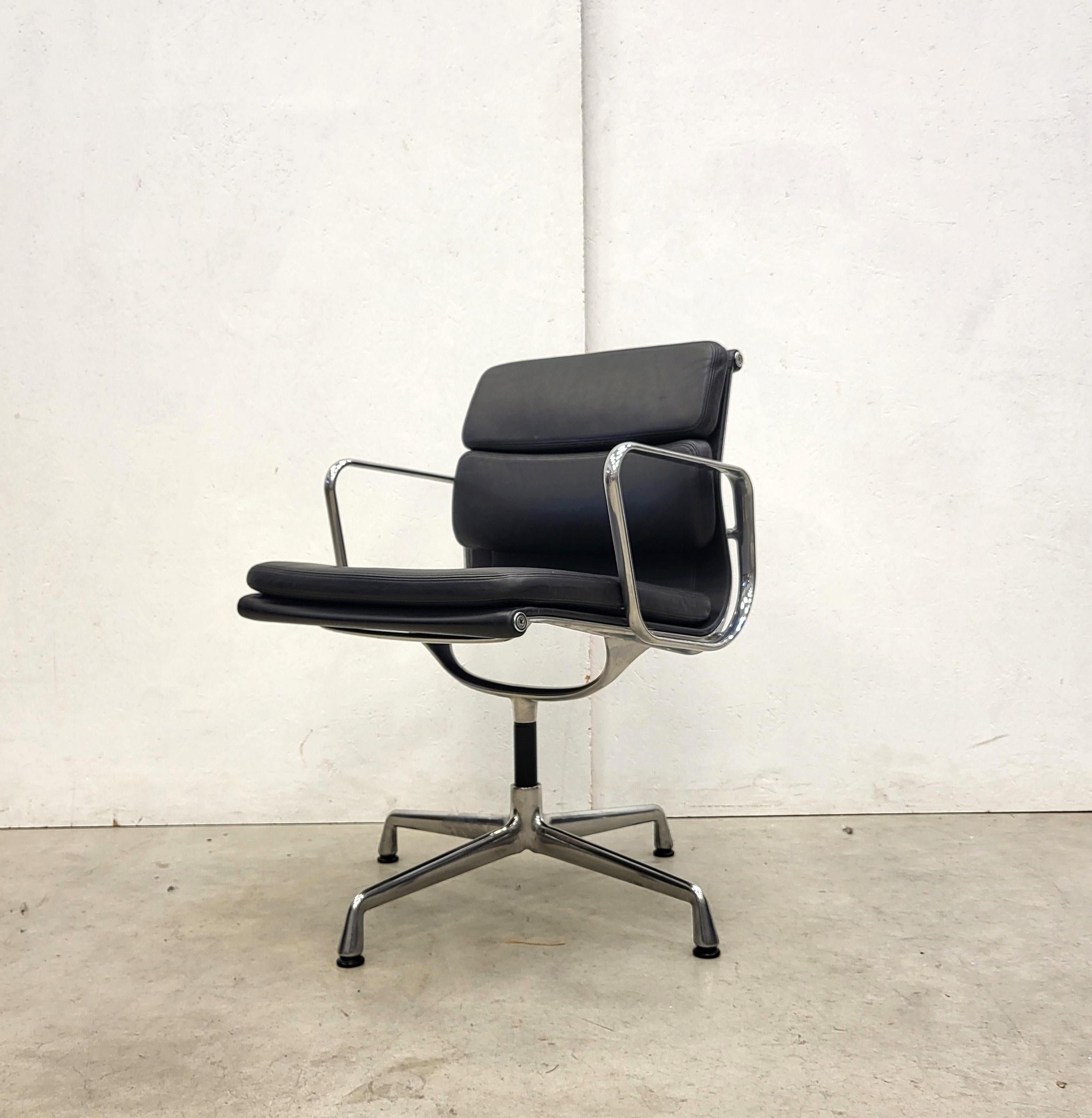 4x Vitra EA208 Soft Pad Office Chair by Charles Eames, 2006 Model In Good Condition In Aachen, NW