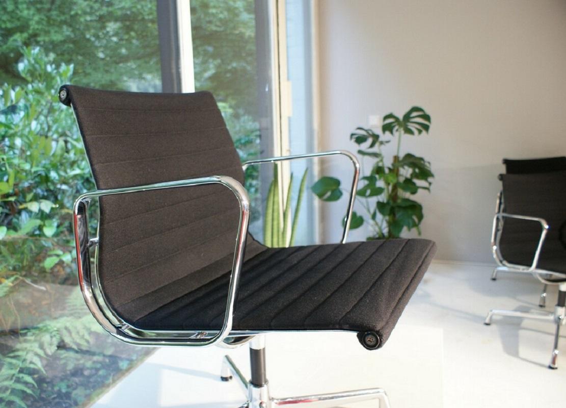 4x Sedia Vitra Eames in alluminio EA 108 - Classica in Hopsak nero, base girevole in vendita 3