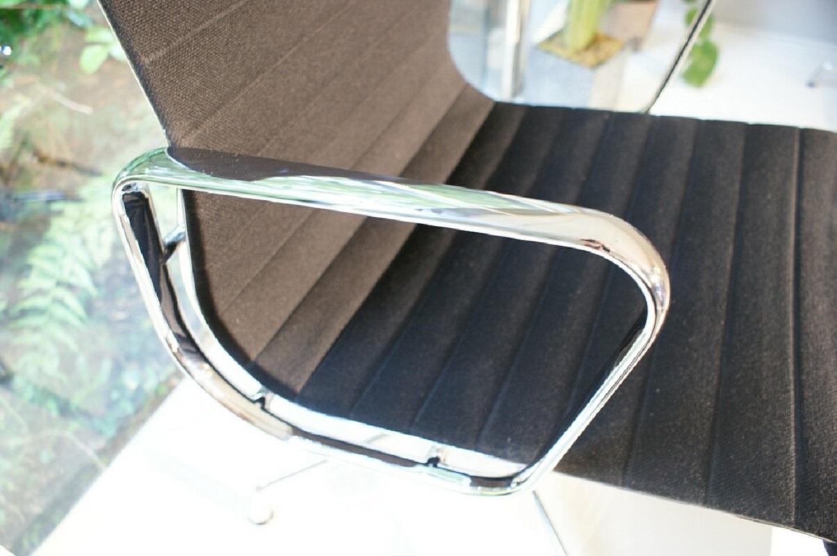 4x Sedia Vitra Eames in alluminio EA 108 - Classica in Hopsak nero, base girevole in vendita 4