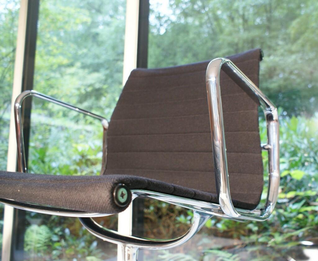 4x Sedia Vitra Eames in alluminio EA 108 - Classica in Hopsak nero, base girevole in vendita 5