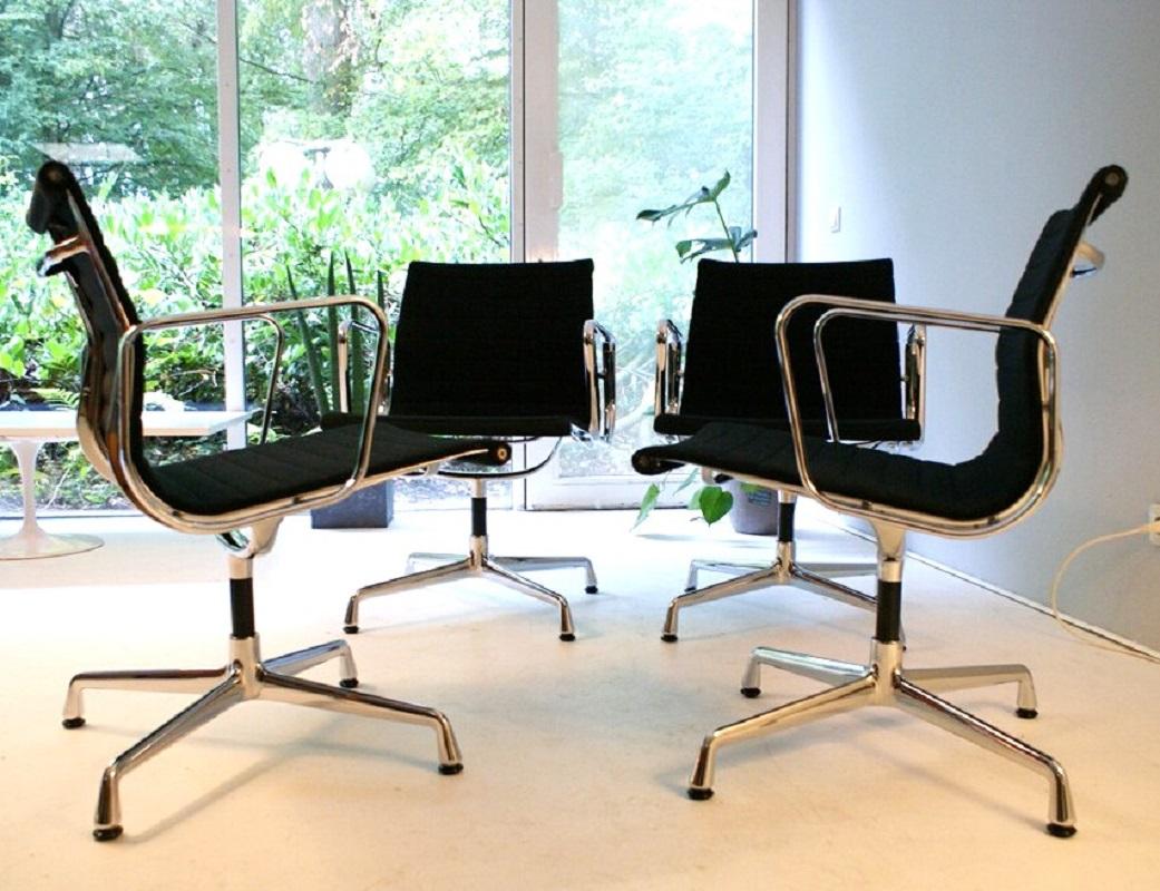 4x Sedia Vitra Eames in alluminio EA 108 - Classica in Hopsak nero, base girevole in vendita 6