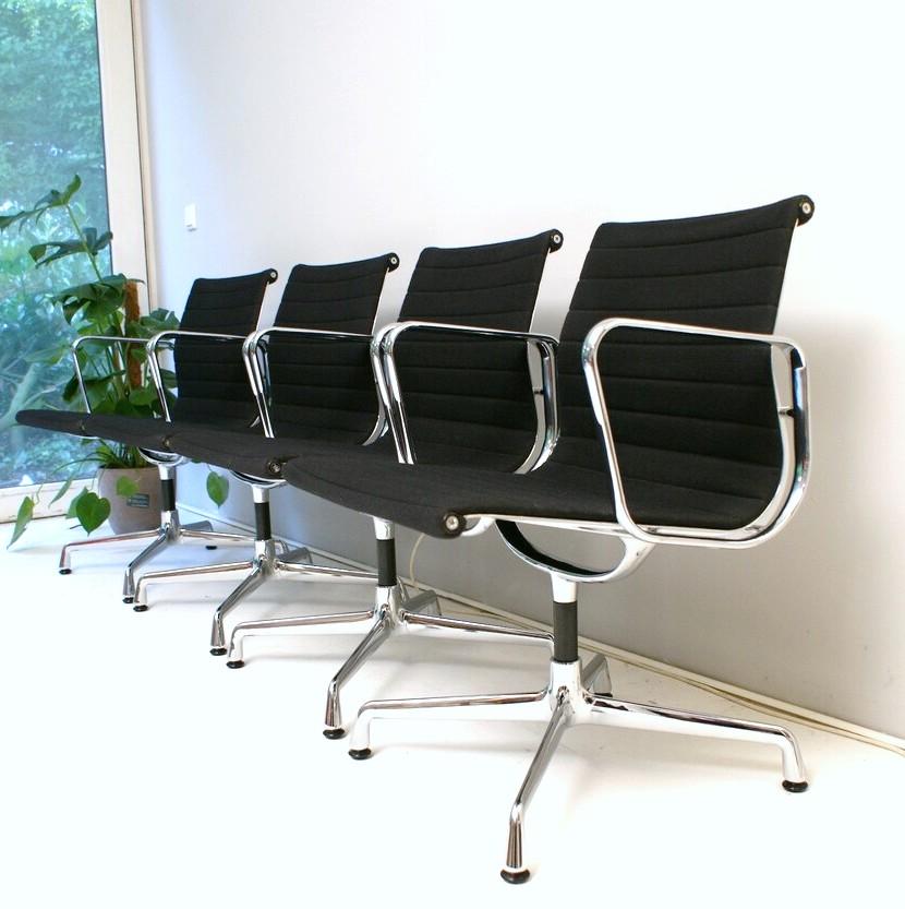 In vendita quattro sedie originali Vitra EA 108 in alluminio, con rivestimento nero Hopsak, un classico del design senza tempo di Charles e Ray Eames del 1958.

-	Produttore: Vitra
-	Designer: Charles & Ray Eames
-	Modello: EA 108
-	Versione: Base