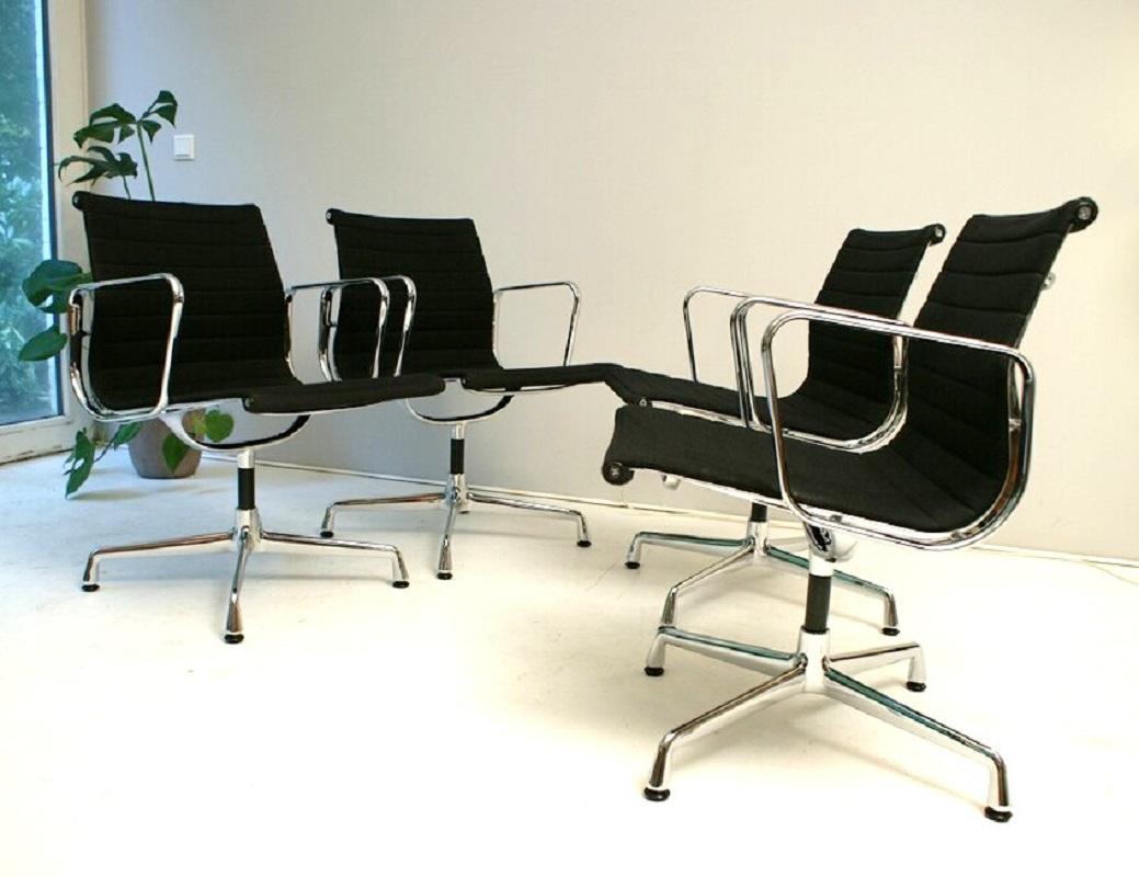 Mid-Century moderno 4x Sedia Vitra Eames in alluminio EA 108 - Classica in Hopsak nero, base girevole in vendita