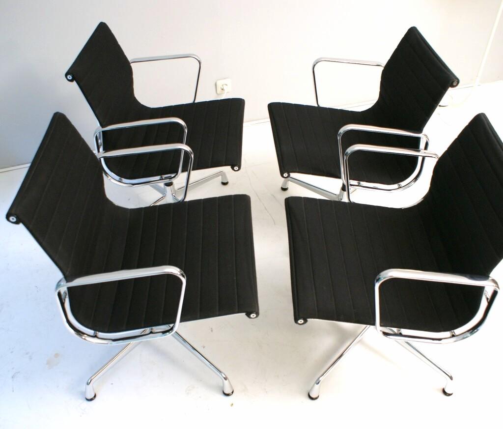 4x Sedia Vitra Eames in alluminio EA 108 - Classica in Hopsak nero, base girevole In condizioni buone in vendita a Telgte, DE