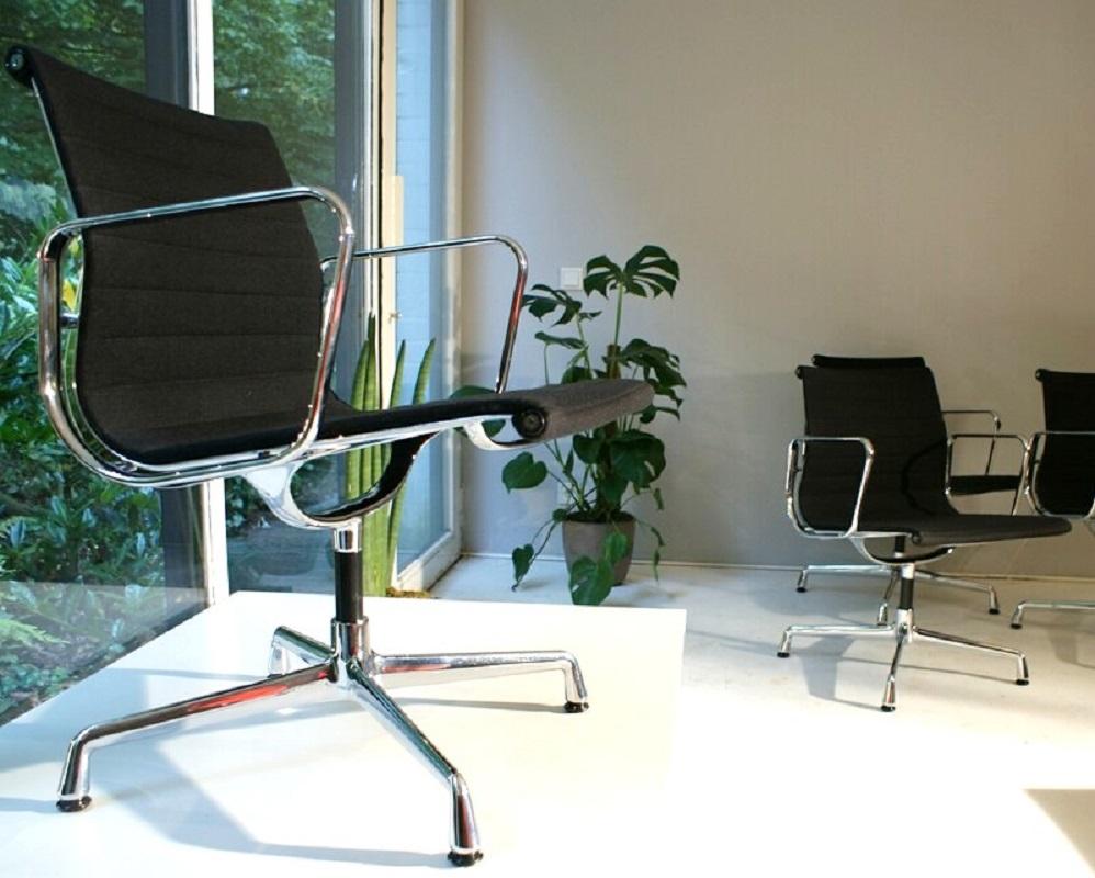 Metà XX secolo 4x Sedia Vitra Eames in alluminio EA 108 - Classica in Hopsak nero, base girevole in vendita
