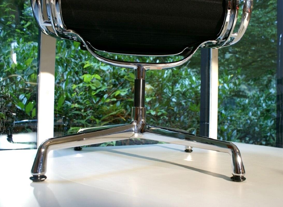 4x Sedia Vitra Eames in alluminio EA 108 - Classica in Hopsak nero, base girevole in vendita 2