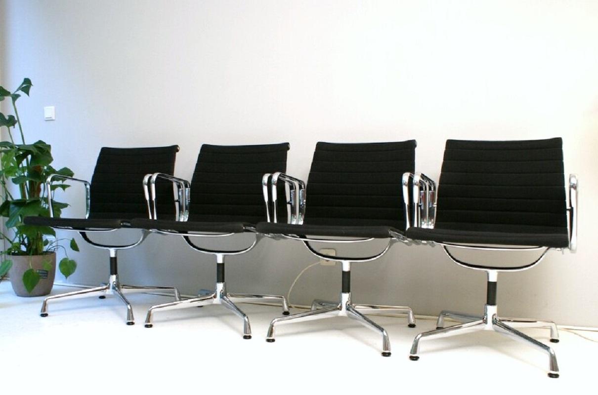 4x Silla Vitra Eames de aluminio EA 108 - Clásica en Hopsak negro, base giratoria