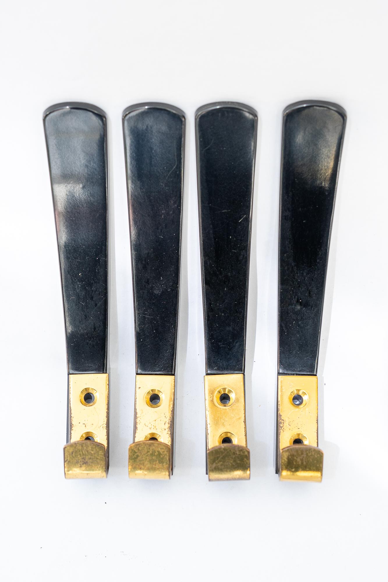4x ganci da parete in bachelite e ottone, Vienna, circa anni '50
Nero
Condizioni originali.