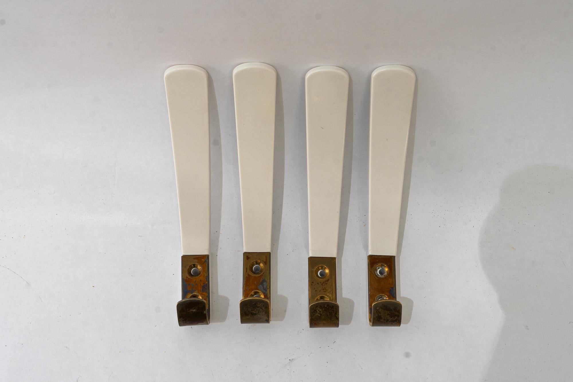 4x ganci da parete in bachelite e ottone, Vienna, circa anni '50
Condizioni originali