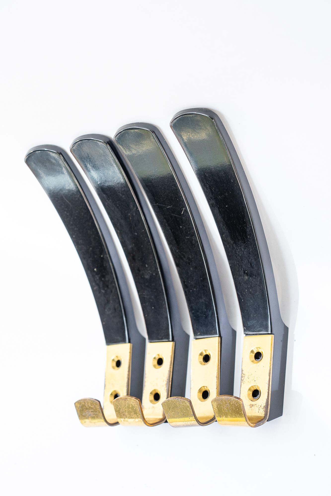 4x ganci da parete in bachelite e ottone, Vienna, circa anni '50 In condizioni buone in vendita a Wien, AT