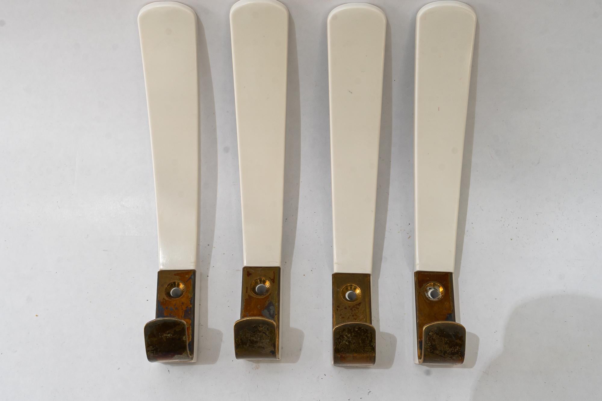 Mid-Century moderno 4x ganci da parete in bachelite e ottone, Vienna, circa anni '50 in vendita