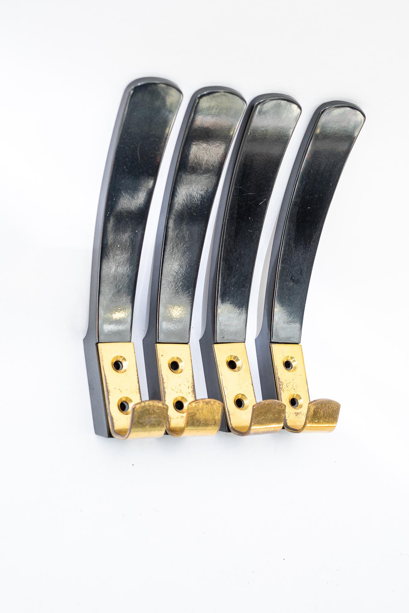 Metà XX secolo 4x ganci da parete in bachelite e ottone, Vienna, circa anni '50 in vendita
