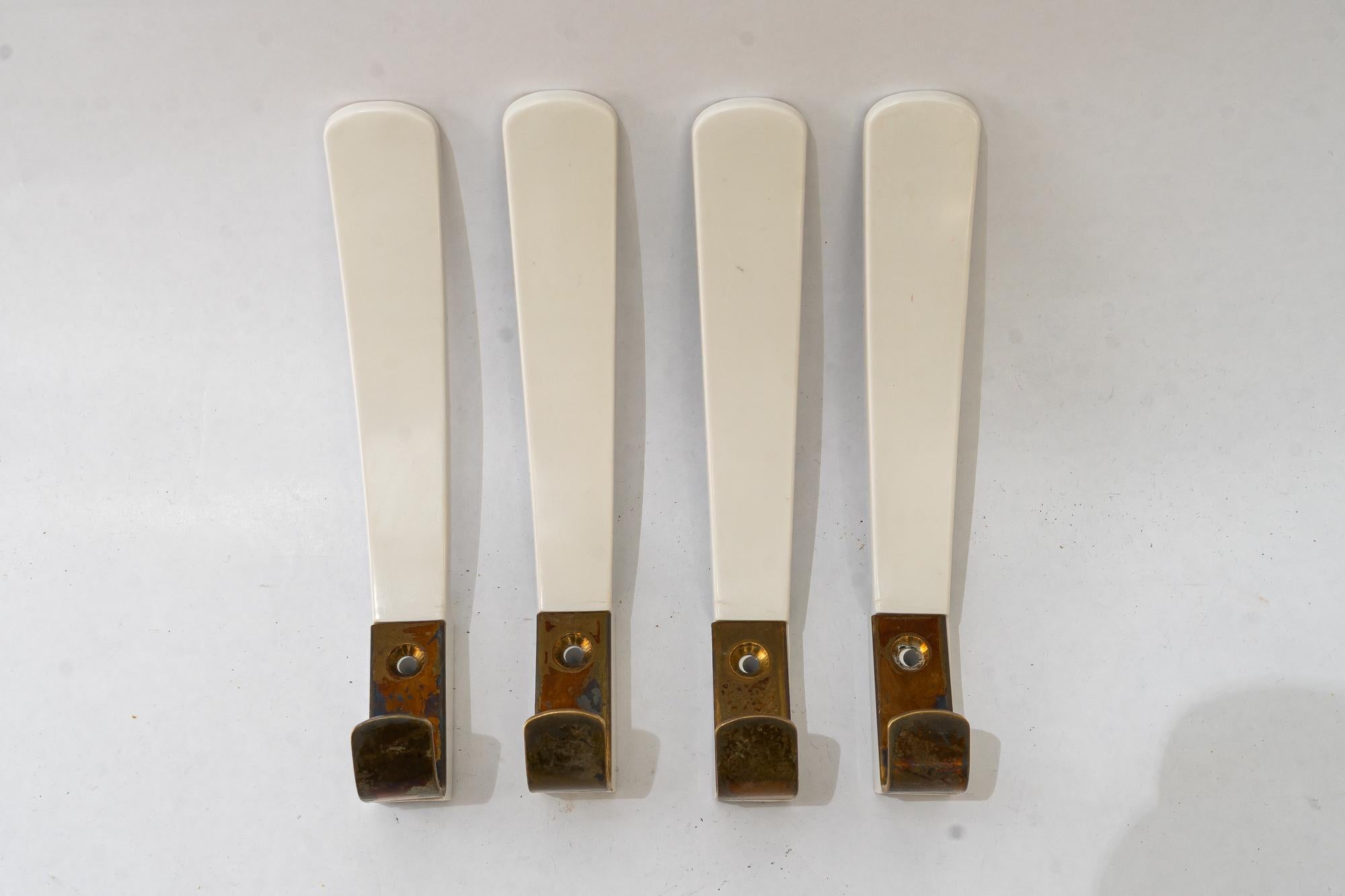 4x ganci da parete in bachelite e ottone, Vienna, circa anni '50 In condizioni buone in vendita a Wien, AT