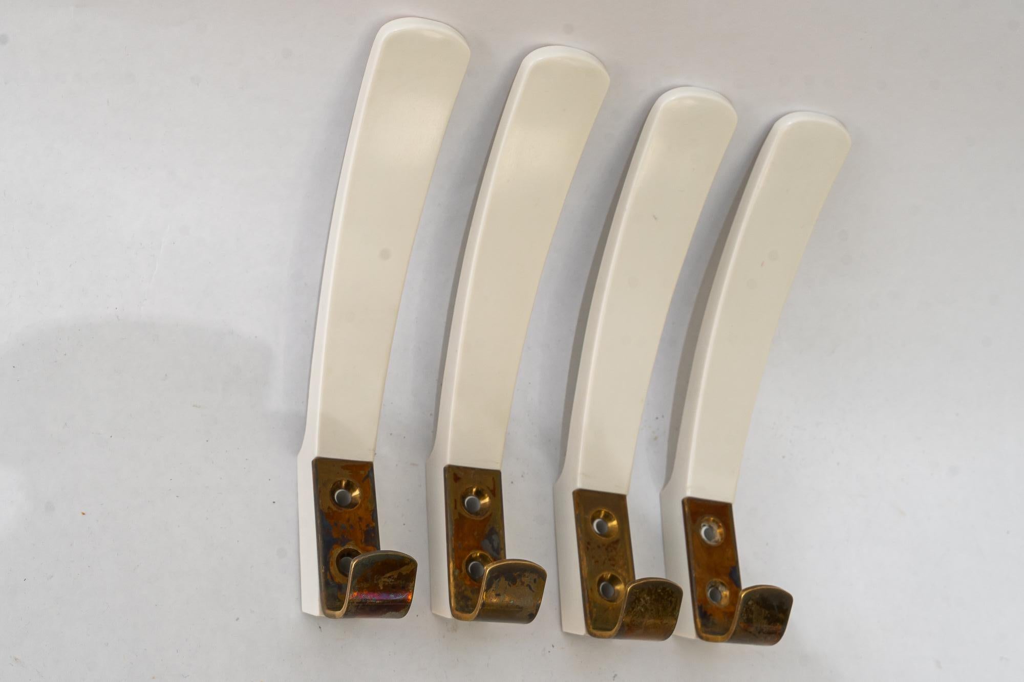 Ottone 4x ganci da parete in bachelite e ottone, Vienna, circa anni '50 in vendita