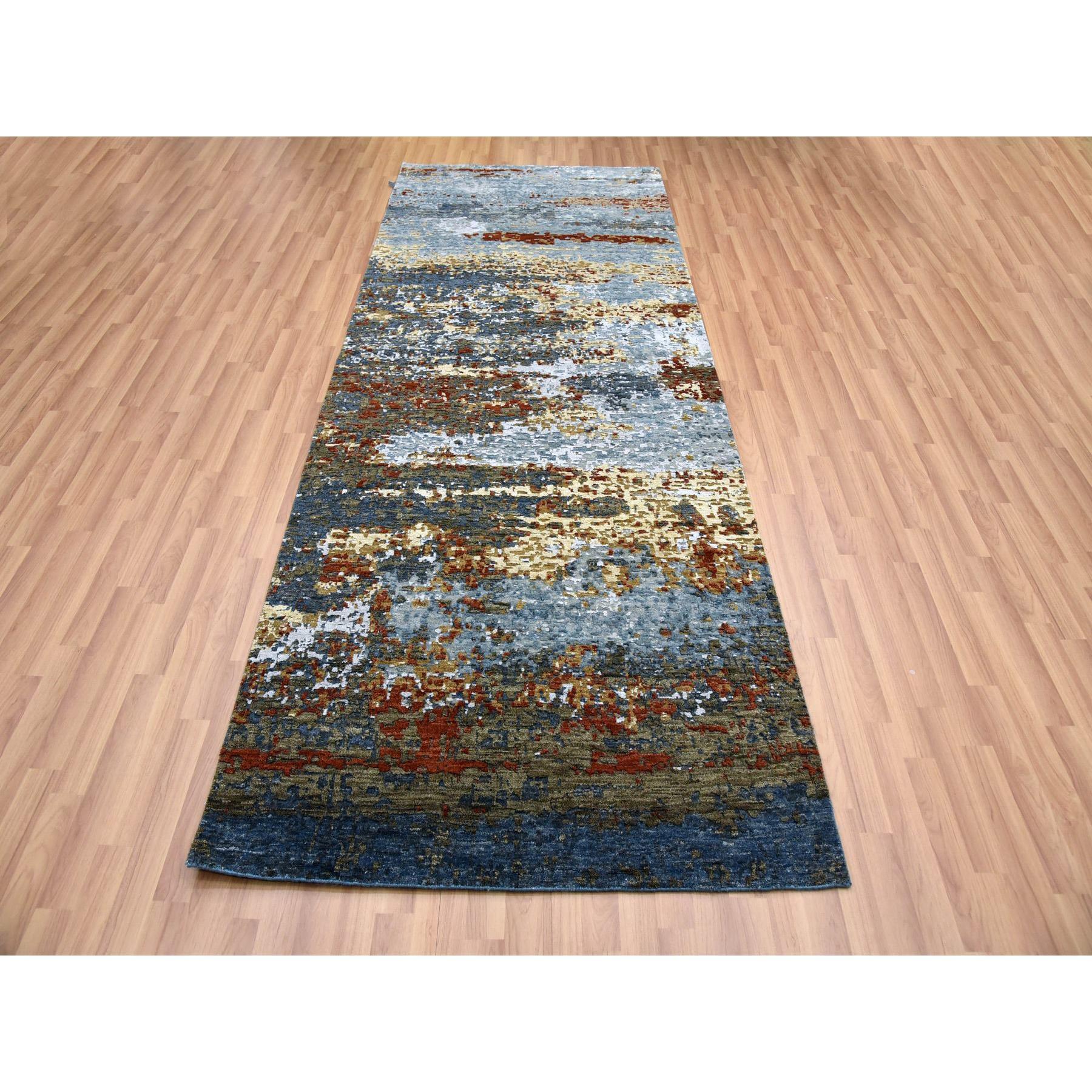 Dies ist eine wirklich echte one-of-a-kind Black Coral, abstrakte Design, Dense Weave Persian Knot, natürliche Wolle handgeknüpft, breite Läufer Orientteppich. Es wurde monatelang in jahrhundertealten Webtechniken von erfahrenen Künstlern