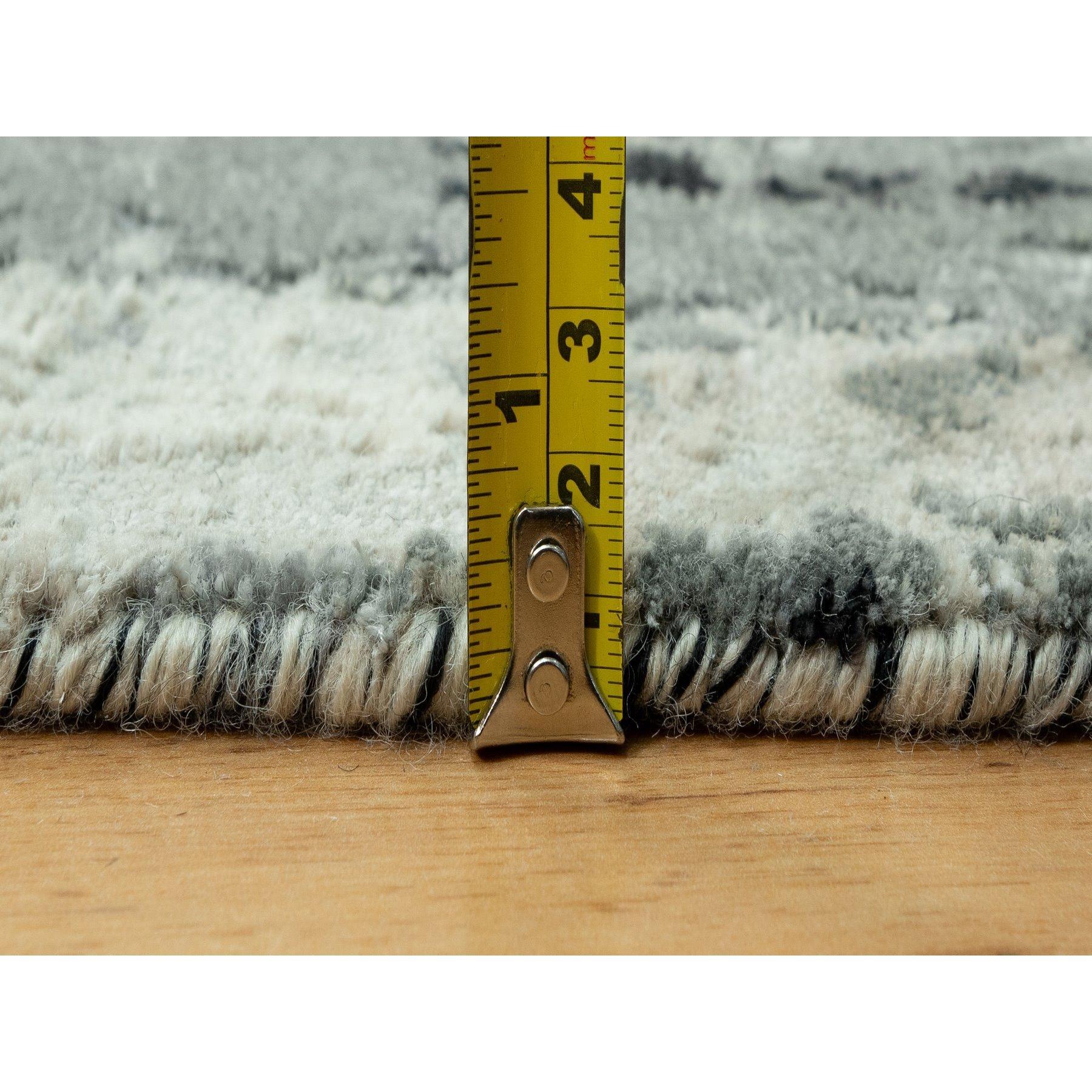 4'x10' Black Hand Knotted Abstract Design Wool Runner Rug (21. Jahrhundert und zeitgenössisch) im Angebot