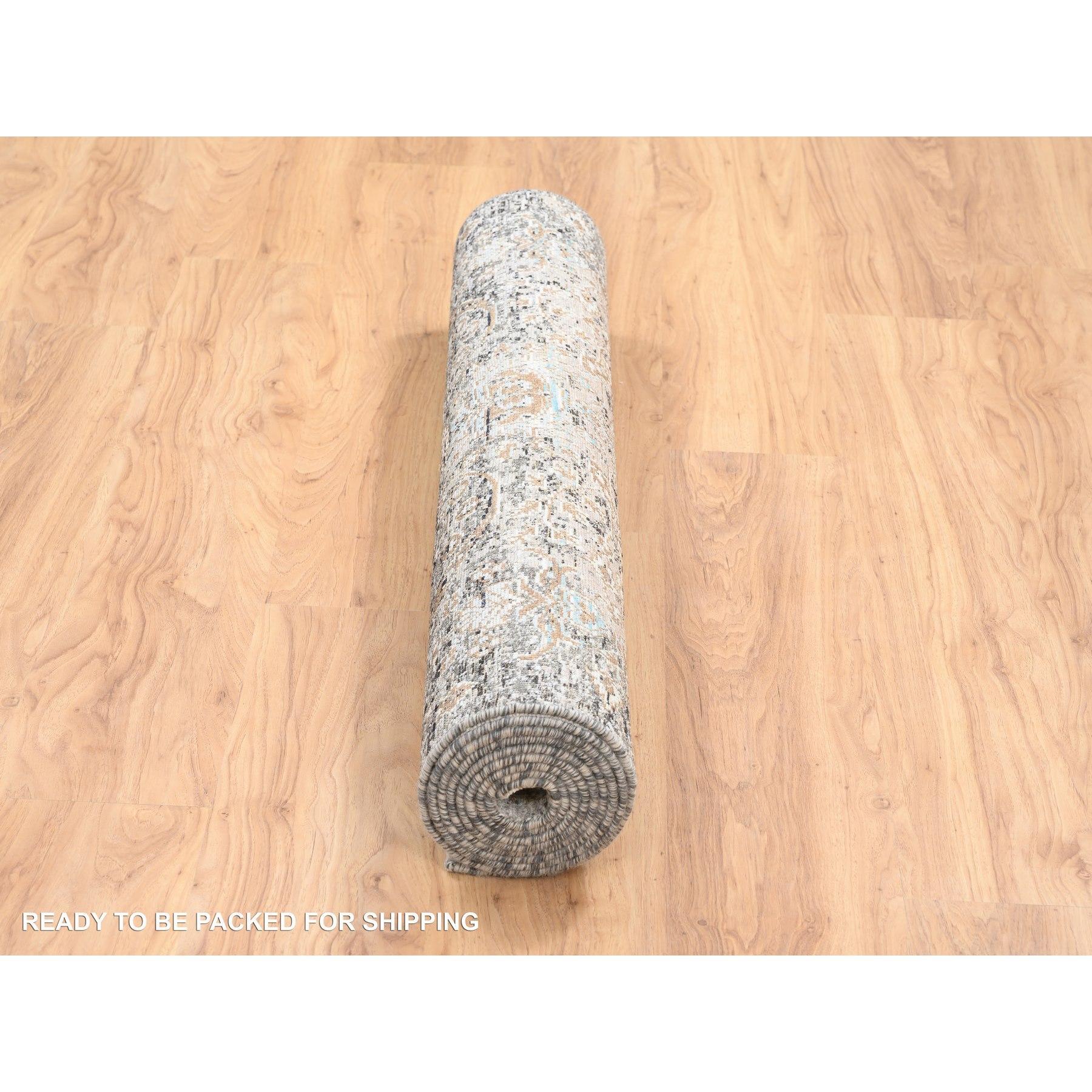 XXIe siècle et contemporain 4'x10' Tapis de course large en soie et laine nouée à la main, design transitionnel gris en vente