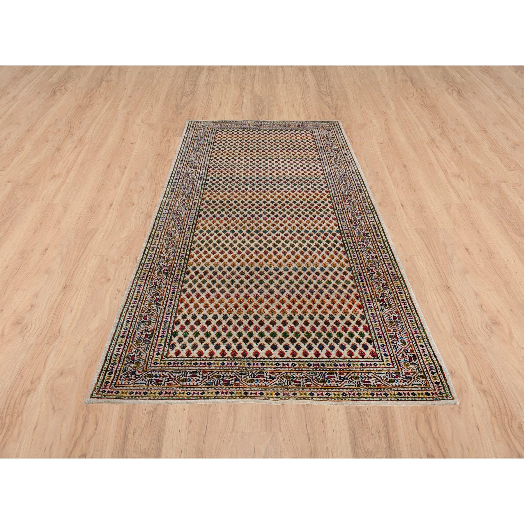 Si tratta di un autentico esemplare unico annodato a mano di colore beige ispirato al Sarouk Mir con design ripetitivo Boteh, lana colorata e seta Sari. È stato annodato per mesi e mesi con tecniche artigianali di tessitura secolari.
Materiali