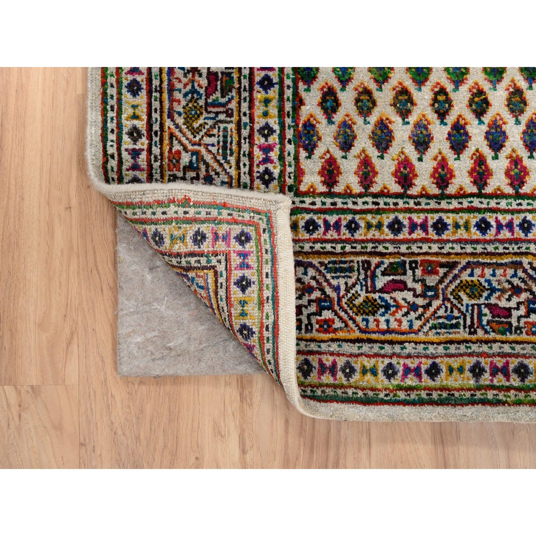 Moderno Tappeto Runner largo orientale 4'x10' annodato a mano in lana Sarouk beige e seta Sari in vendita