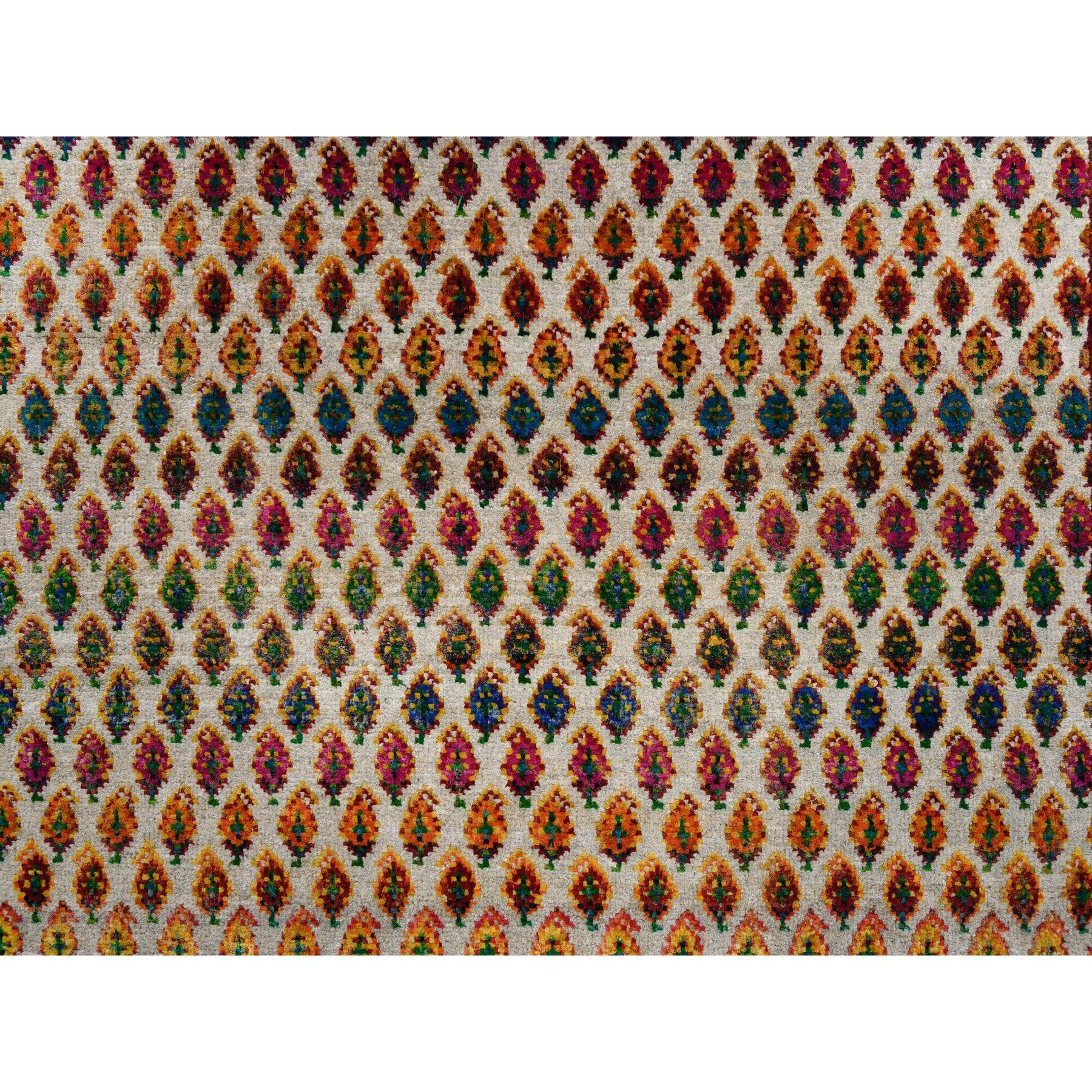 Annodato a mano Tappeto Runner largo orientale 4'x10' annodato a mano in lana Sarouk beige e seta Sari in vendita