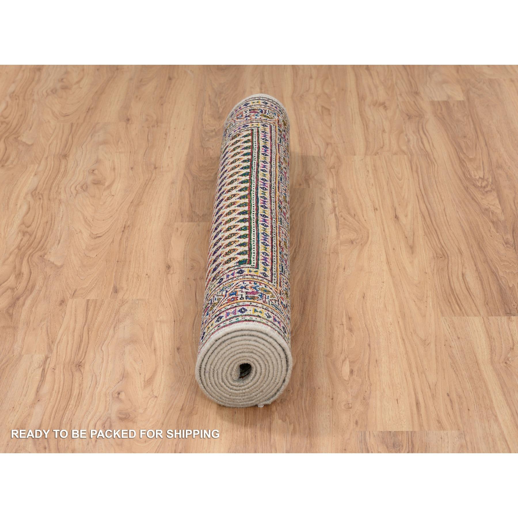 Tappeto Runner largo orientale 4'x10' annodato a mano in lana Sarouk beige e seta Sari In condizioni Nuovo in vendita a Carlstadt, NJ