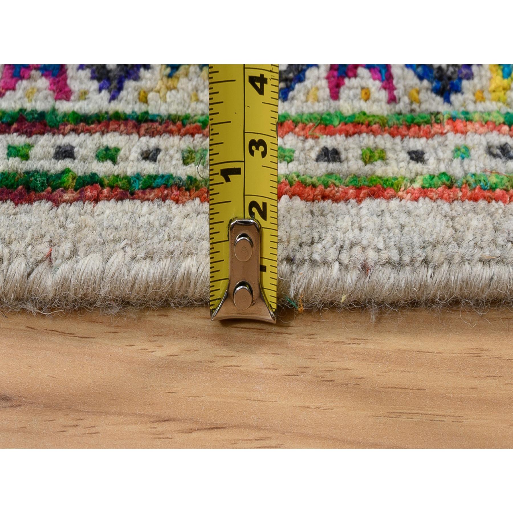 XXI secolo e contemporaneo Tappeto Runner largo orientale 4'x10' annodato a mano in lana Sarouk beige e seta Sari in vendita