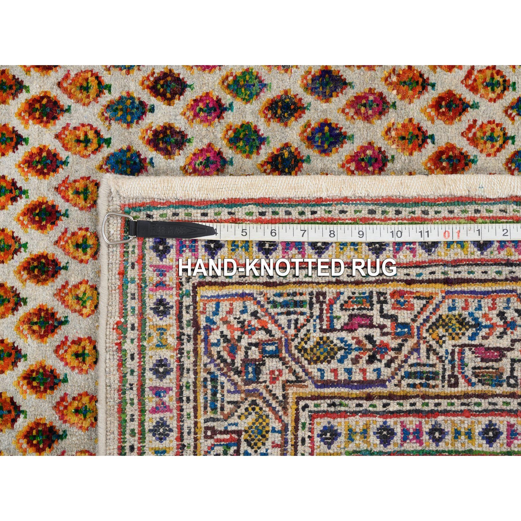 Seta Tappeto Runner largo orientale 4'x10' annodato a mano in lana Sarouk beige e seta Sari in vendita