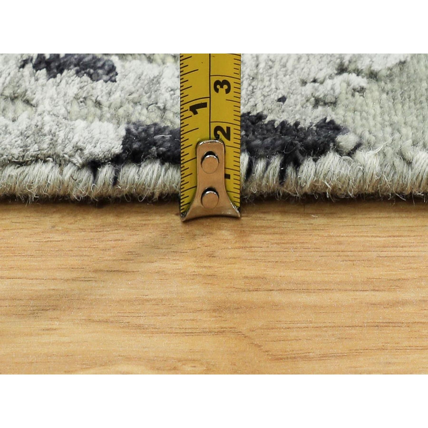 XXIe siècle et contemporain 4'x10' Wool And Silk Silver Blue Modern Abstract Design Hand Knotted Rug en vente