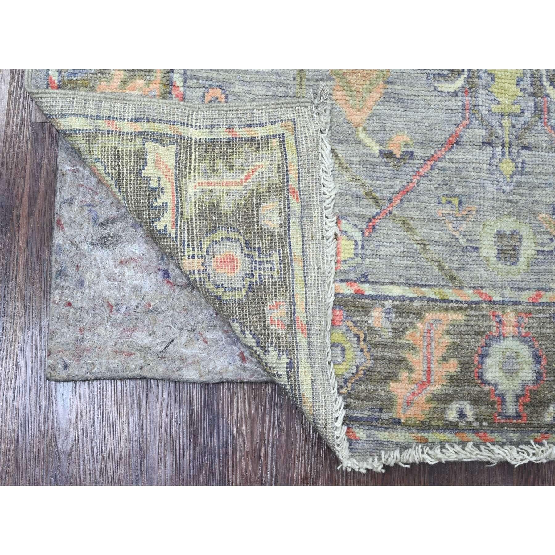 Nevada Gray, Tappeto afgano d'angora Oushak con disegno di viti, annodato a mano, tinture vegetali, 100% lana, ampio runner, Tappeto orientale
Materiali primari: Lana
Lattice: No Pile 
altezza: 0,25 pollici
Stile: Di transizione
Colore primario: