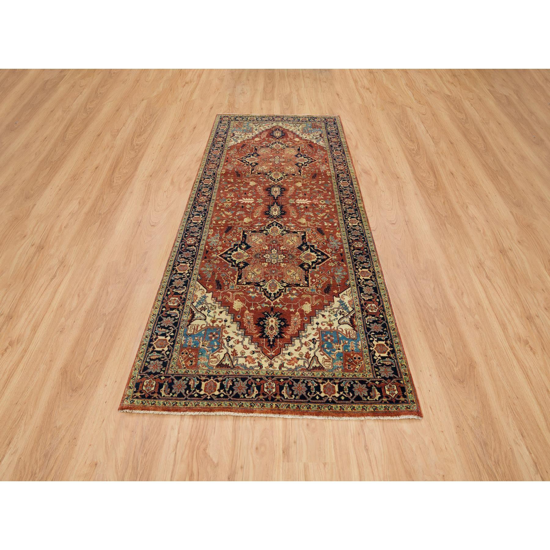 Terracotta Red, Densely Woof, Hand Knotted Antiqued Fine Heriz Re-Creation, Natural Dyes, Wide Runner Oriental Rug (Tapis d'Orient)
Matières premières : Laine
Latex : Pas de poils 
hauteur : 0,25 pouces
Style : Traditionnel
Couleur primaire :