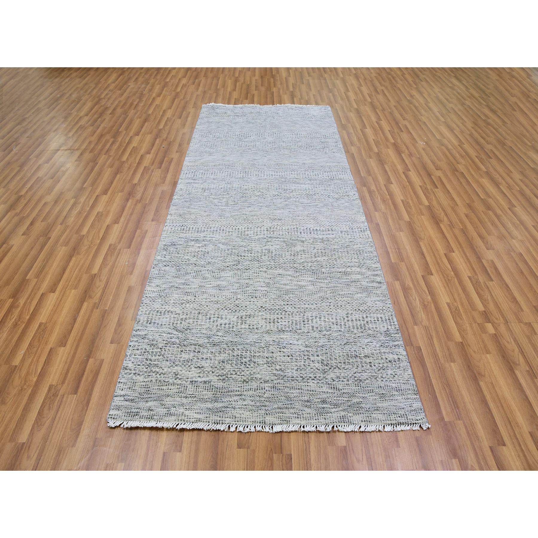 Si tratta di un autentico esemplare unico di tappeto orientale in 100% lana non colorata, tono su tono, design moderno a erba, annodato a mano. È stato annodato per mesi e mesi con tecniche di tessitura secolari da parte di artigiani.
Materiali