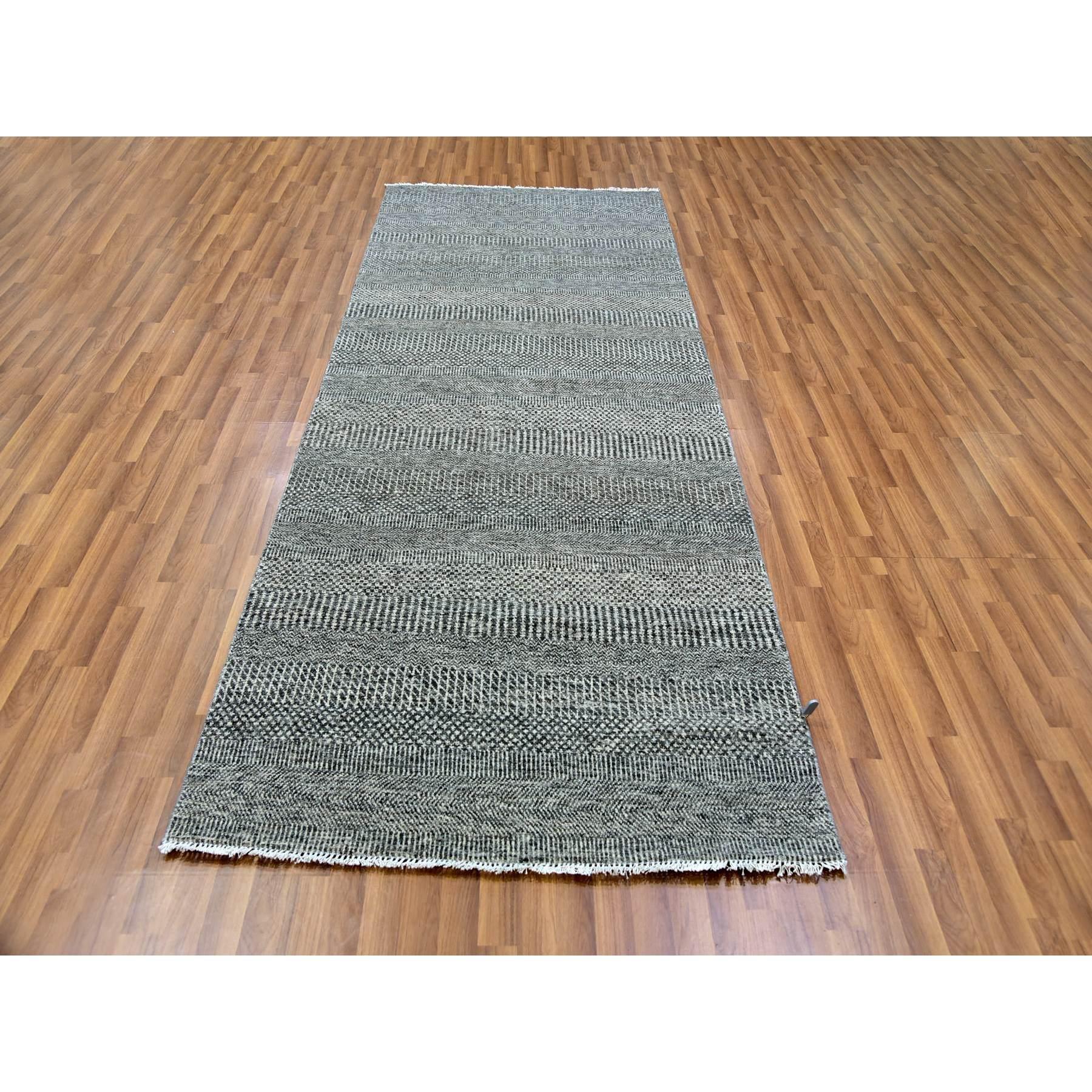 Si tratta di un autentico esemplare unico di Tappeto orientale in pura lana non colorata, tono su tono, design moderno a erba, annodato a mano. È stato annodato per mesi e mesi con tecniche di tessitura secolari da parte di artigiani.
Materiali