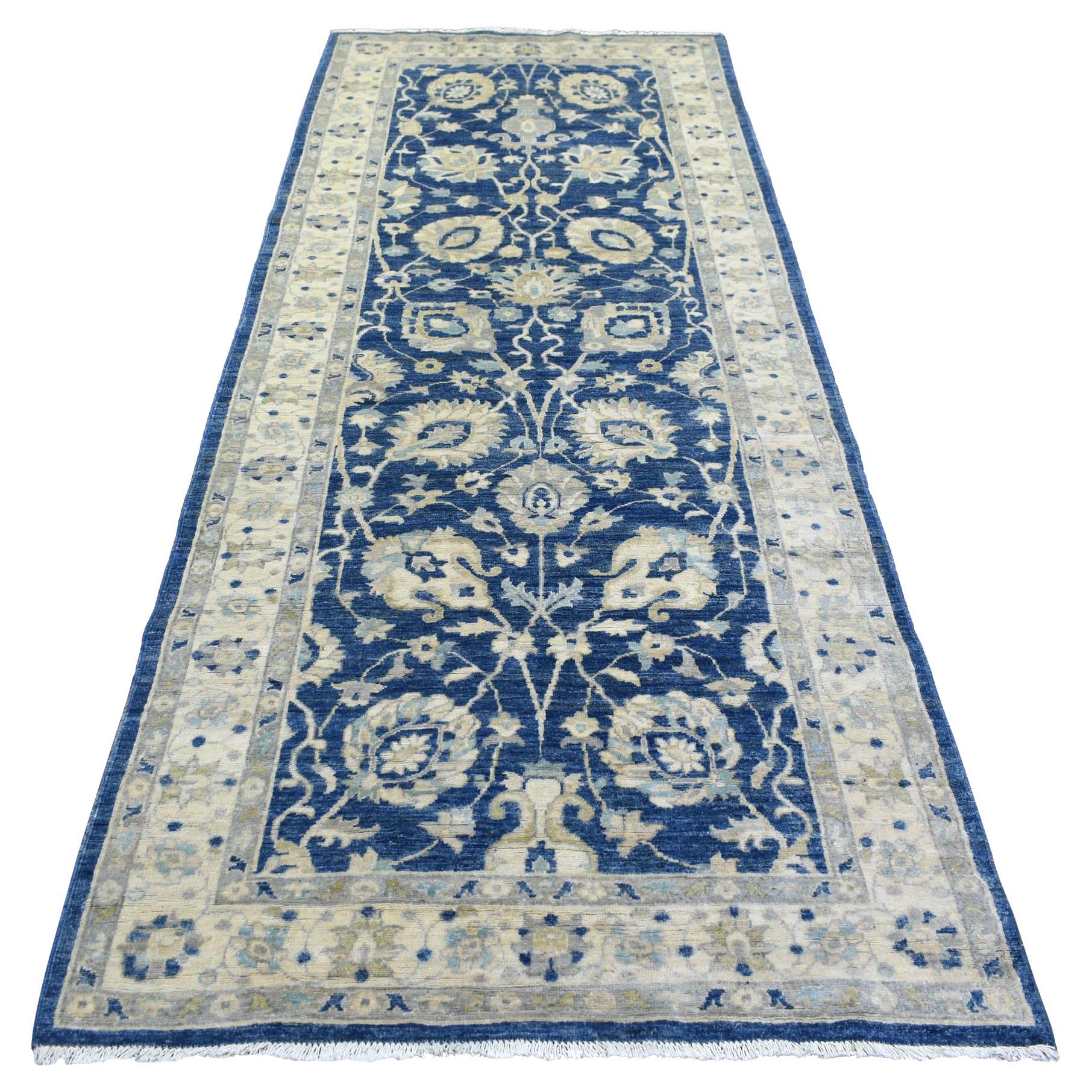 4'x10'3" Bleu denim, tapis de course large en laine fine de Peshawar, noué à la main