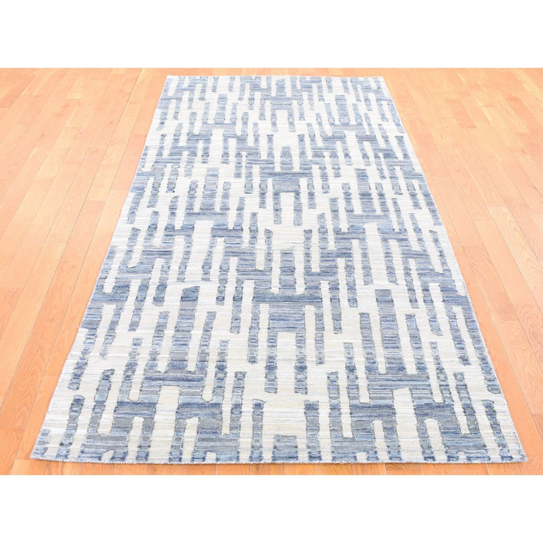 Gris, Zigzag avec Design Graphique, Pure Soie et Laine Texturée, Tapis d'Orient Large Courant Noué à la Main
Matériaux primaires : Laine et soie
Latex : Pas de poils 
hauteur : 0,25 pouces
Style : Transitionnel
Couleur primaire : Gris
Couleurs