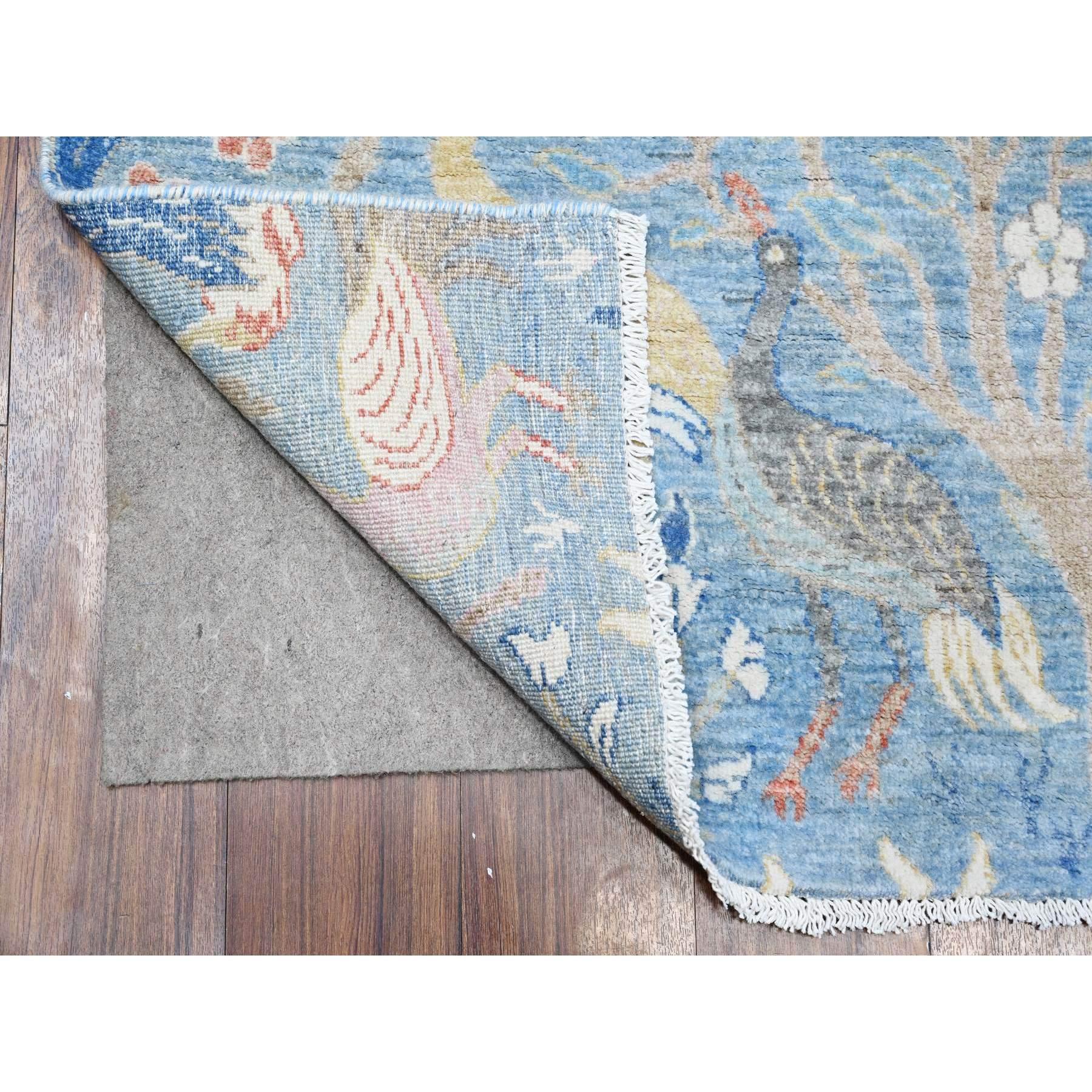 Ésta es una auténtica alfombra oriental afgana Peshawar con diseño de aves del paraíso, anudada a mano, de pura lana. Ha sido anudada durante meses y meses con técnicas artesanales de tejido centenarias por expertos artesanos.
Materiales primarios: