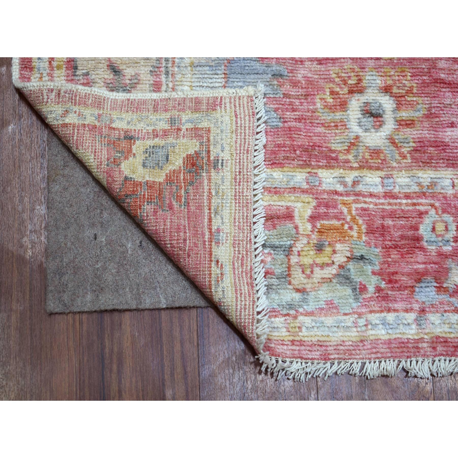 Dies ist eine wirklich echte one-of-a-kind Coral Pink Hand geknüpft, Afghan Angora Oushak mit floralen Design, weich und glänzend Wolle breite Läufer Orientteppich. Es wurde monatelang in jahrhundertealten Webtechniken von Experten geknüpft.
Primäre