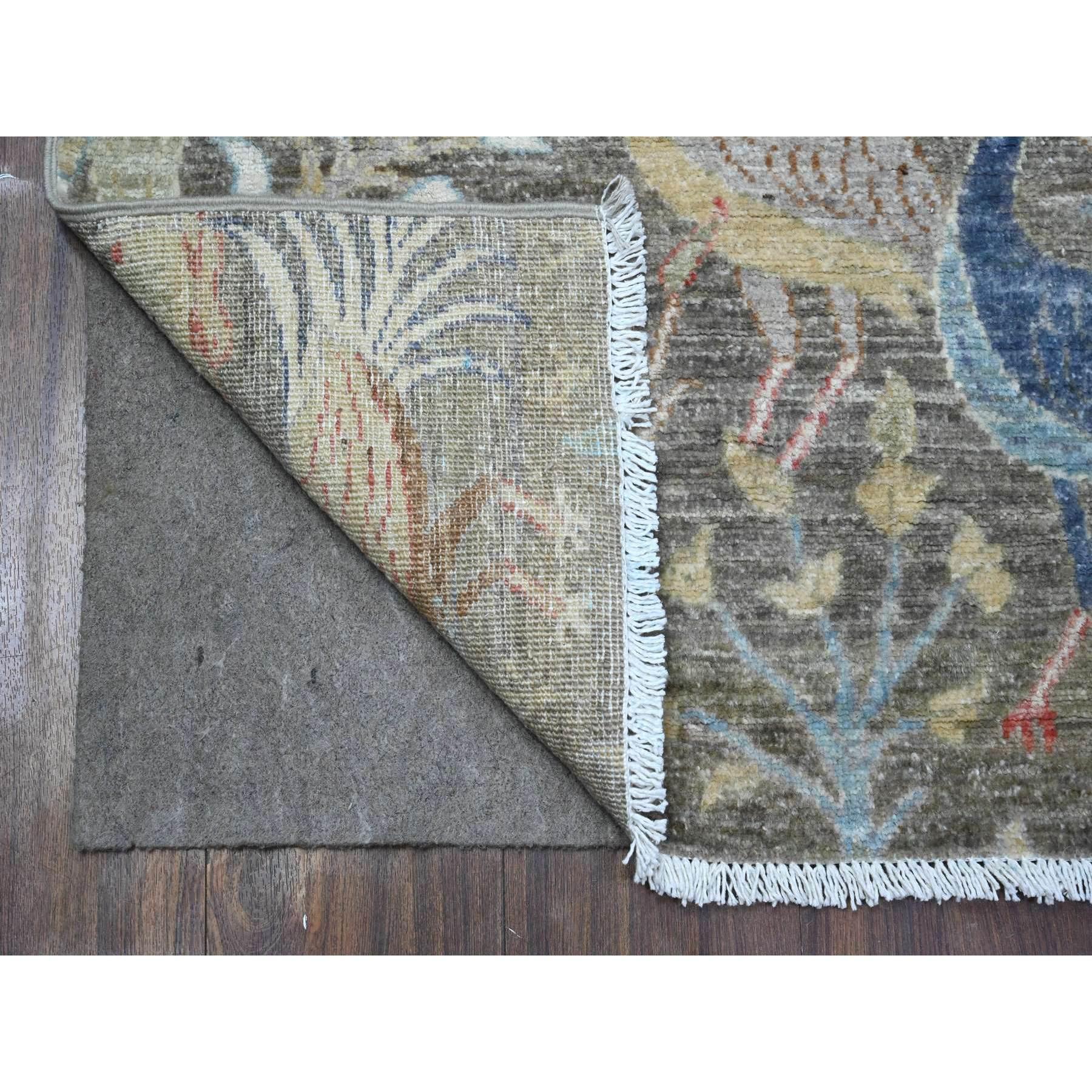 Il s'agit d'un véritable tapis d'Orient afghan Peshawar à motifs d'oiseaux de paradis, noué à la main, en pure laine. Il a été noué pendant des mois et des mois selon des techniques de tissage séculaires par des artisans experts.
Matières premières