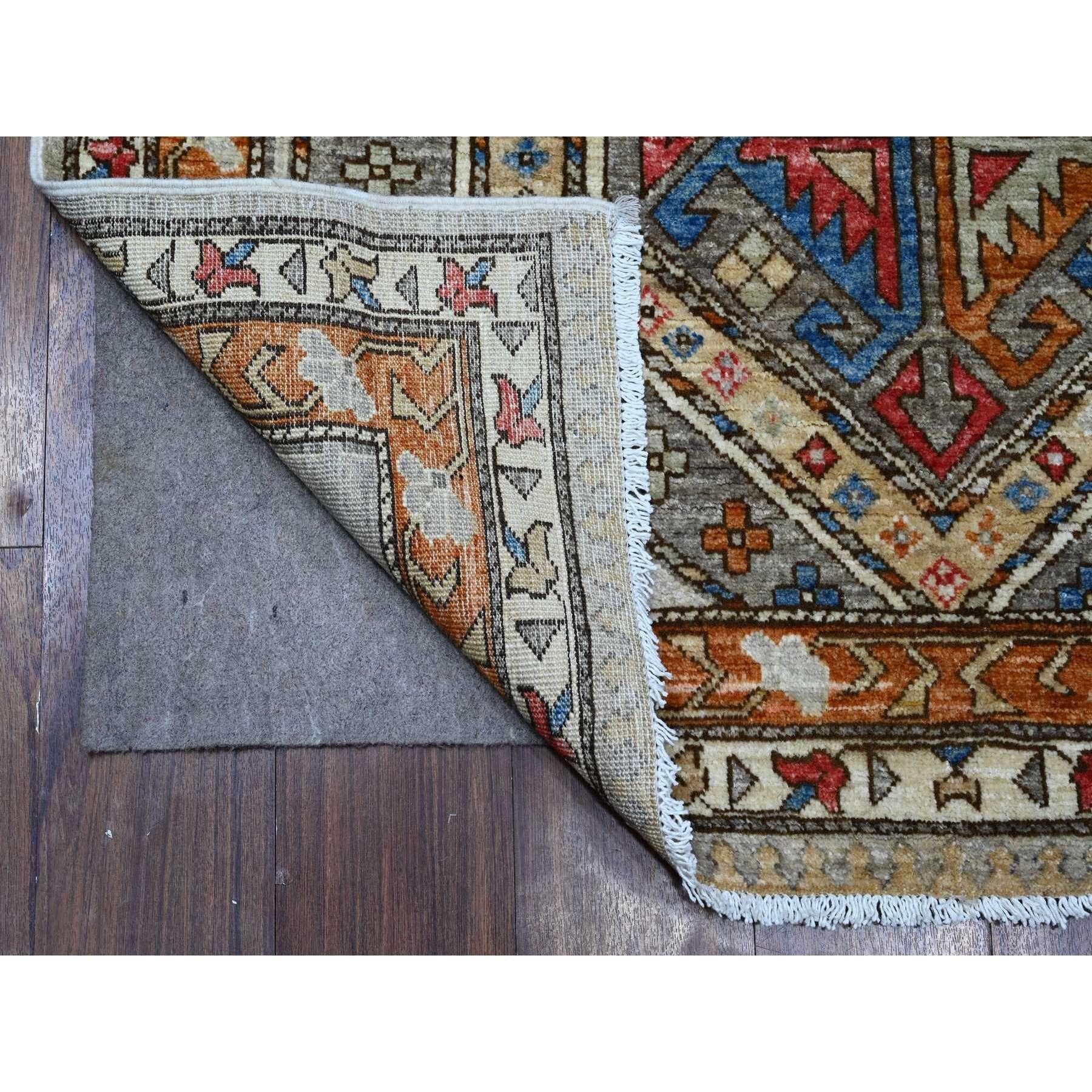 Glänzender Glanz Grau und Squash Orange Grenze, Vibrant Wolle, Aryana Fine Afghan Pflanzenfarben, Hand geknüpft Geometrische Dorf-Design, Breite Läufer Orientteppich
Primäre MATERIALIEN: Wolle
Latex: Kein Flor 
Höhe: 0,25 Zoll
Stil: