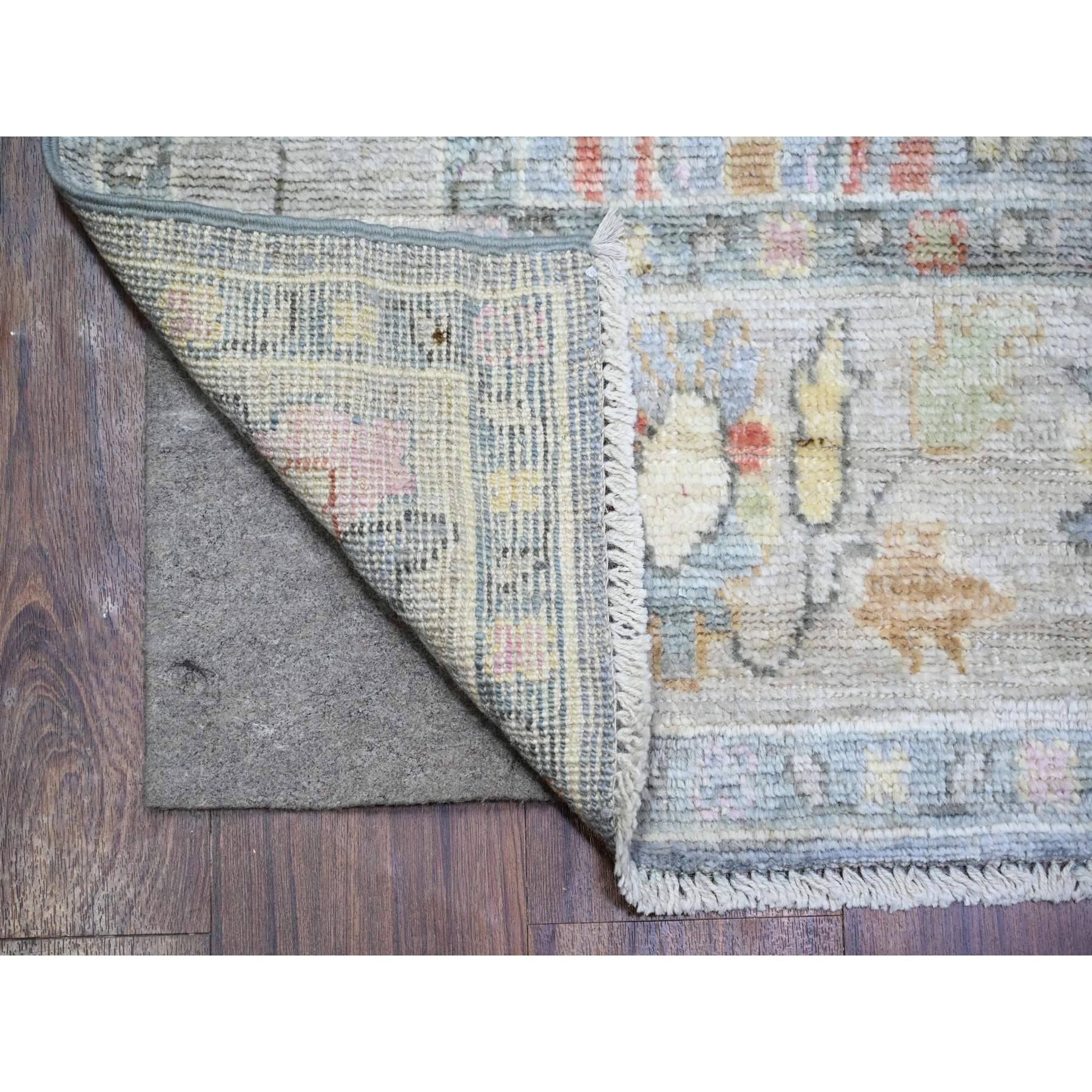 Blau Grau, Reine Wolle, Handgeknüpft, Afghanischer Angora Oushak mit Blatt Design, Pflanzenfarben Breiter Läufer Orientteppich
Primäre MATERIALIEN: Wolle
Latex: Kein Flor 
Höhe: 0,25 Zoll
Stil: Transitional
Grundfarbe: Grau
Sekundäre Farben: Gelb,