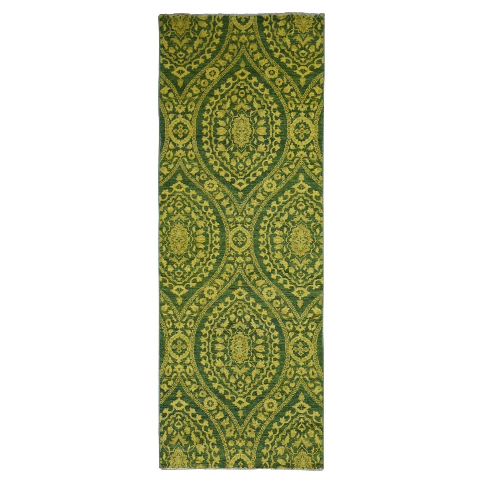 Tapis de course en laine nouée à la main 4'x11'8" Vert Overdyed Mughal Design Tone on Tone en vente