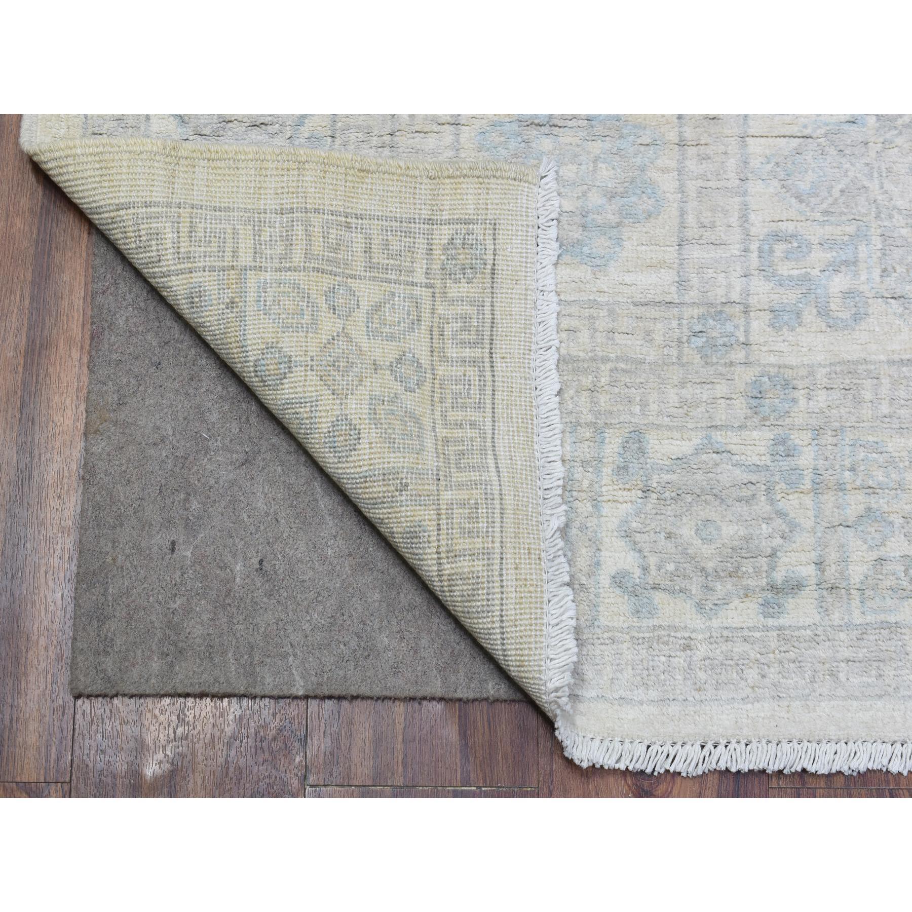 Dies ist eine wirklich echte one-of-a-kind Elfenbein, White Wash Peshawar mit geometrischen Design natürlichen Farben, Bio-Wolle handgeknüpft, breite Läufer Orientteppich. Es wurde monatelang von Experten in jahrhundertealten Webtechniken