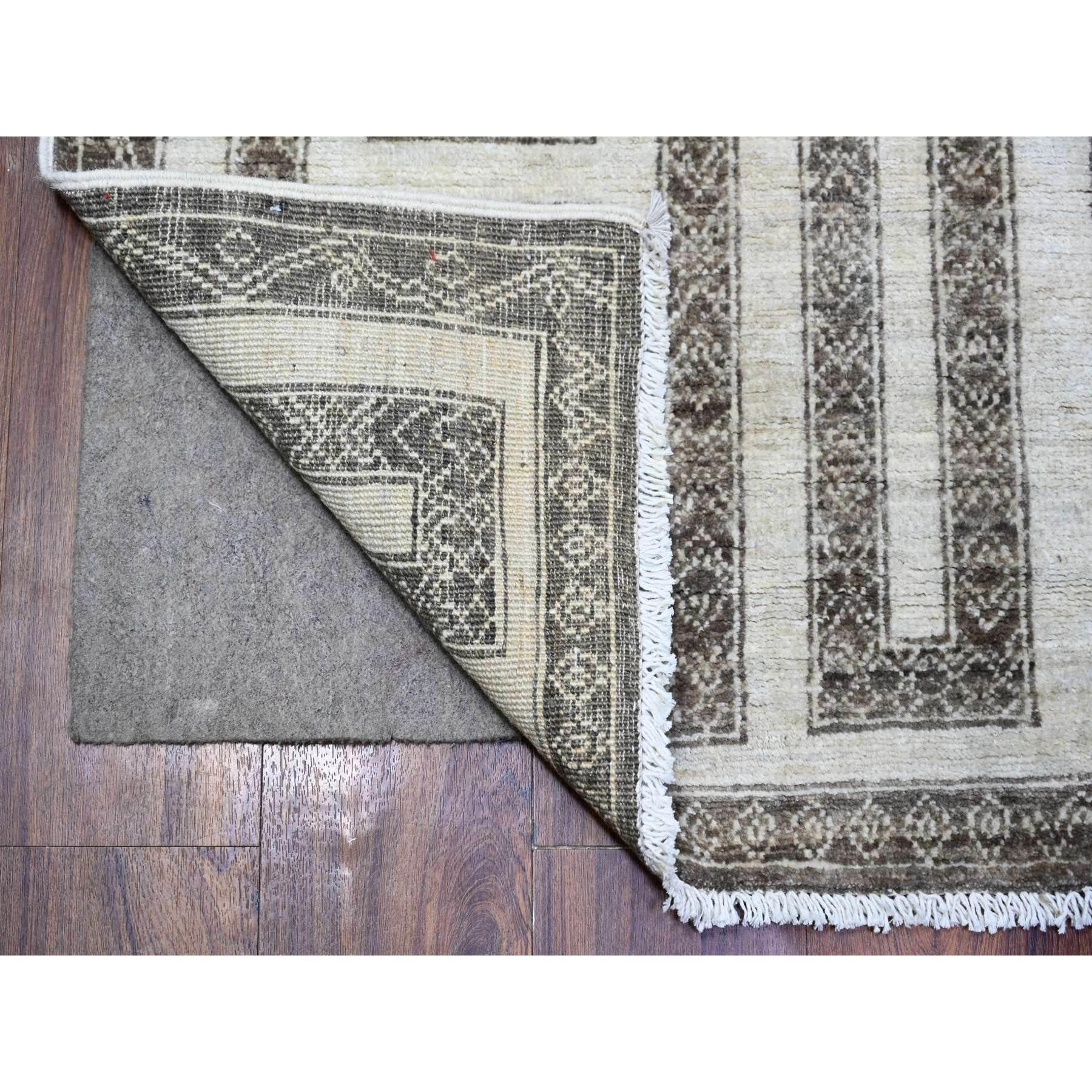 Taupe Brown, Laine extra douce nouée à la main, teintures naturelles, Peshawar fin avec des motifs géométriques complexes Maze Design, Runner Tapis d'Orient
Matières premières : Laine
Latex : Pas de poils 
hauteur : 0,25 pouces
Style :