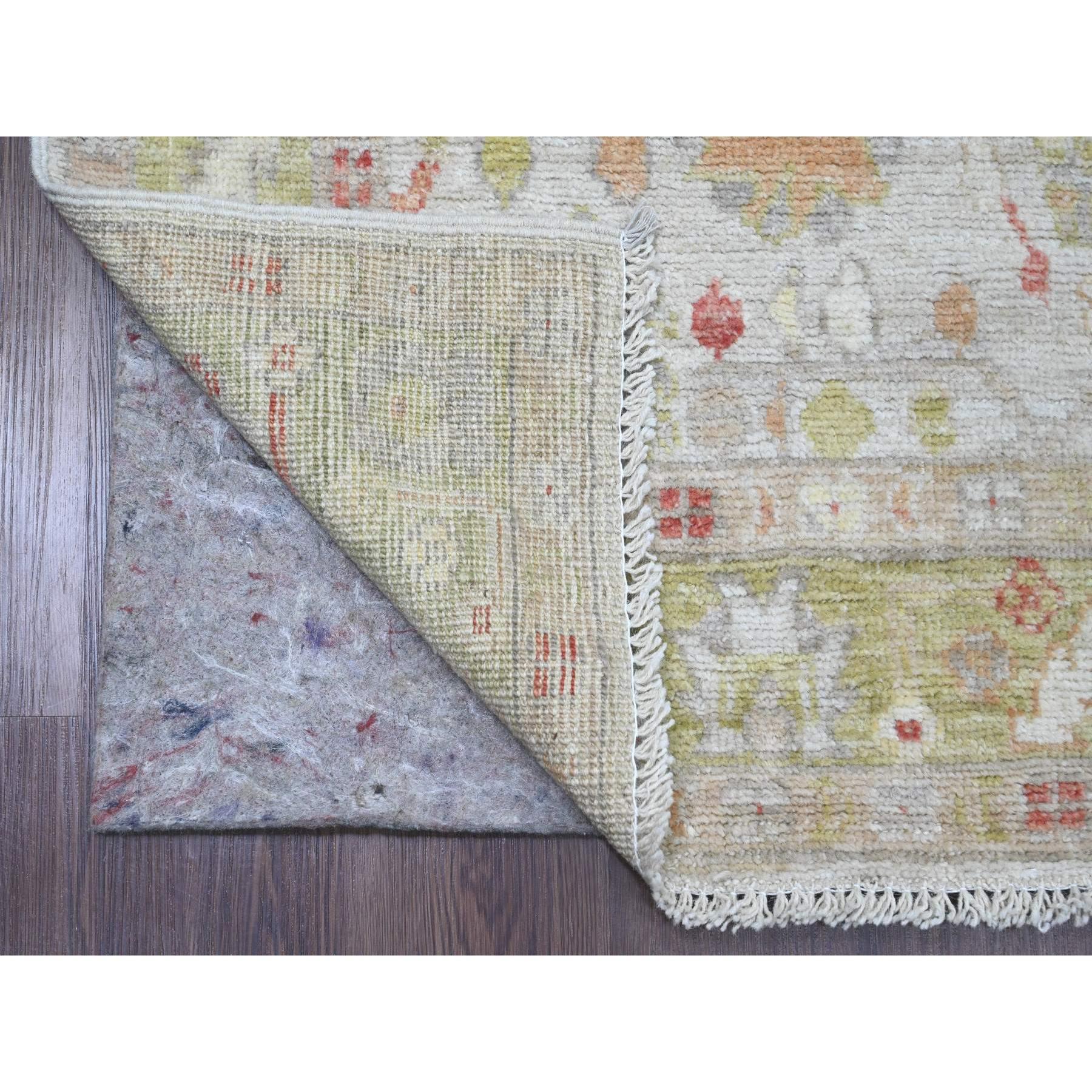 Chiffon White, annodato a mano, Afghan Angora Oushak con motivo a foglie colorate, tinture vegetali, 100% lana, runner largo, tappeto orientale
Materiali primari: Lana
Lattice: No Pile 
altezza: 0,25 pollici
Stile: Di transizione
Colore primario: