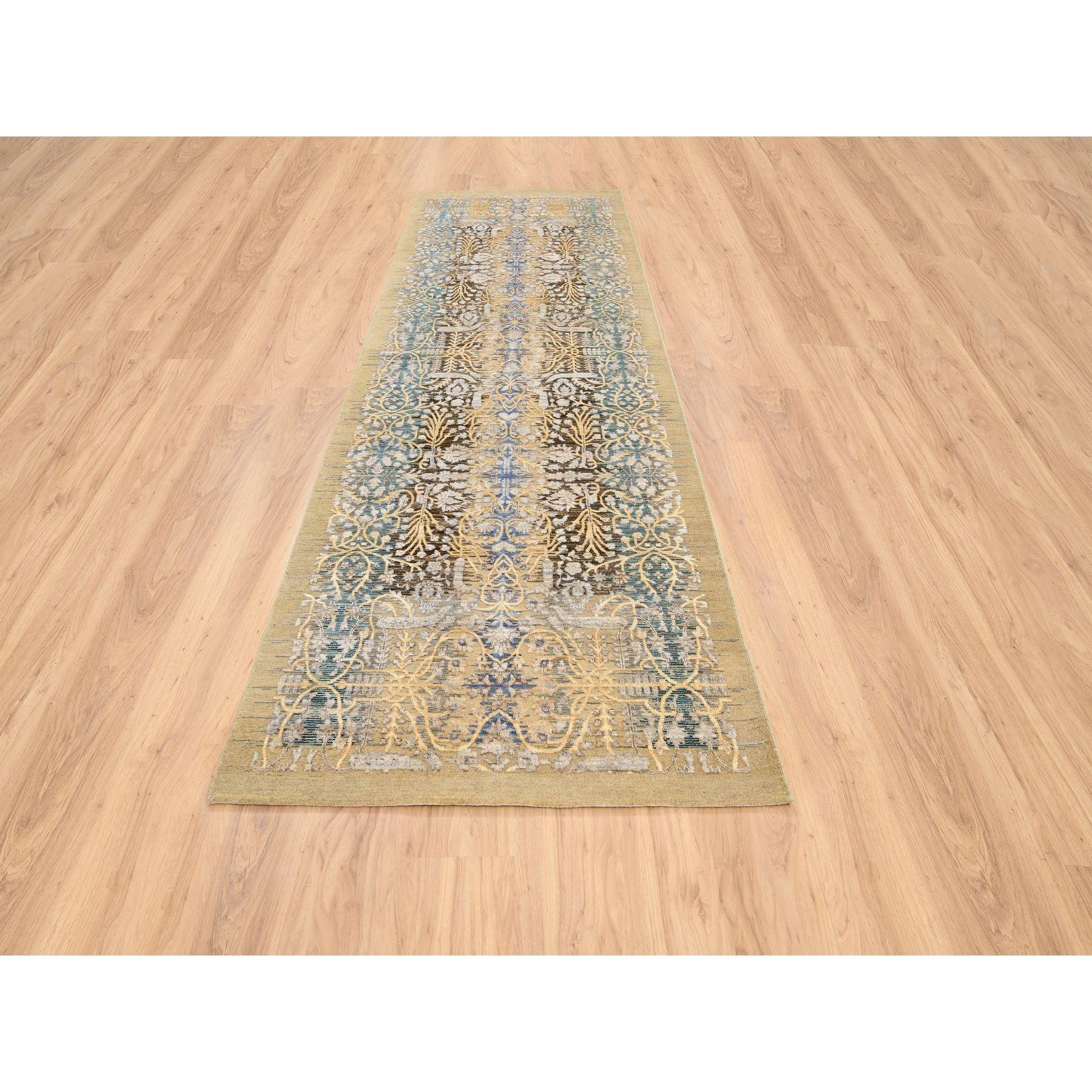 Il s'agit d'un véritable tapis de course sarouk, oriental, transitionnel, brun doré, en soie et laine texturée, noué à la main. Il a été noué pendant des mois et des mois selon les techniques séculaires de tissage artisanal par des artistes