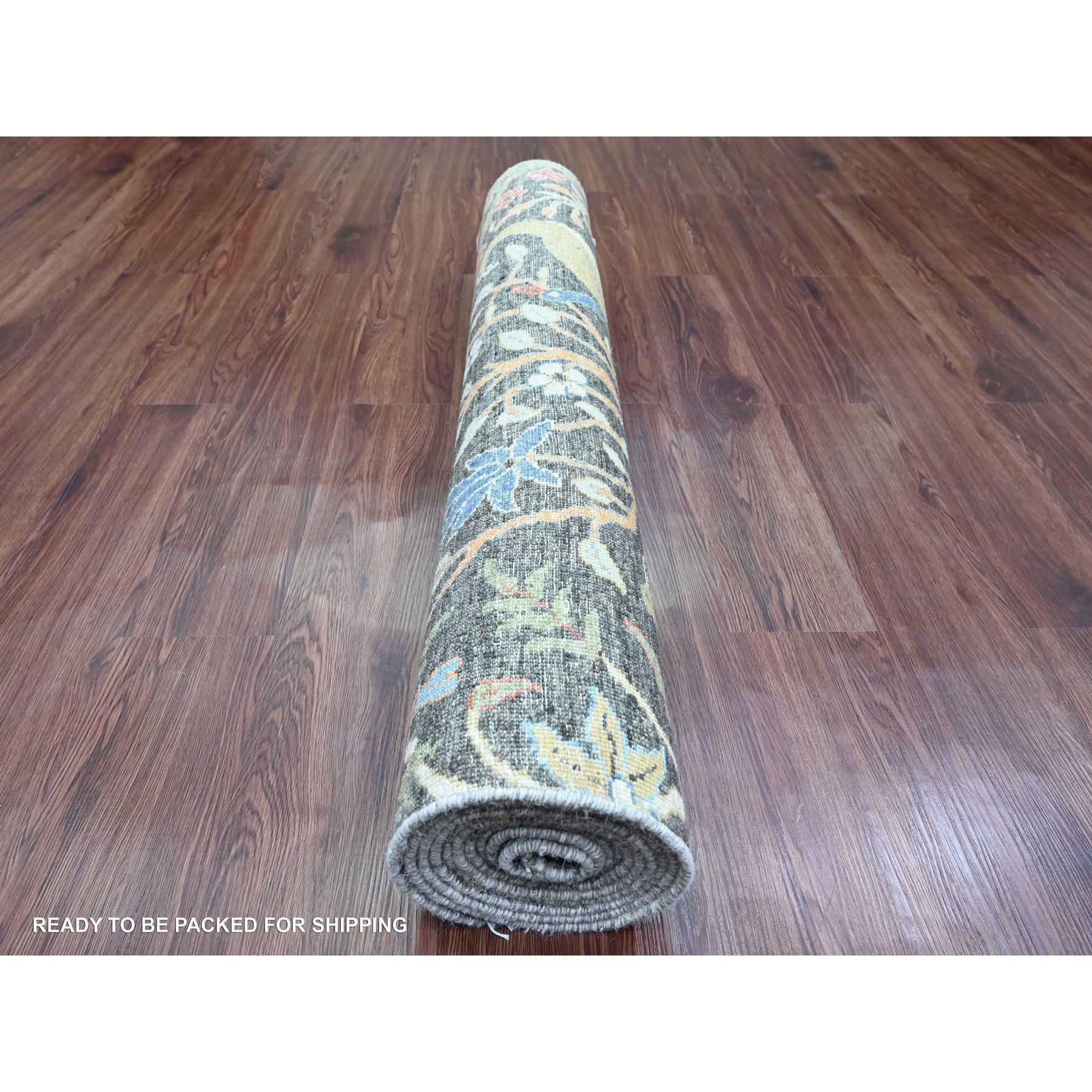 4'x12' Grauer handgeknüpfter Woll-Läufer mit Peshawar-Vogeln im Paradies-Design (Afghanisch) im Angebot